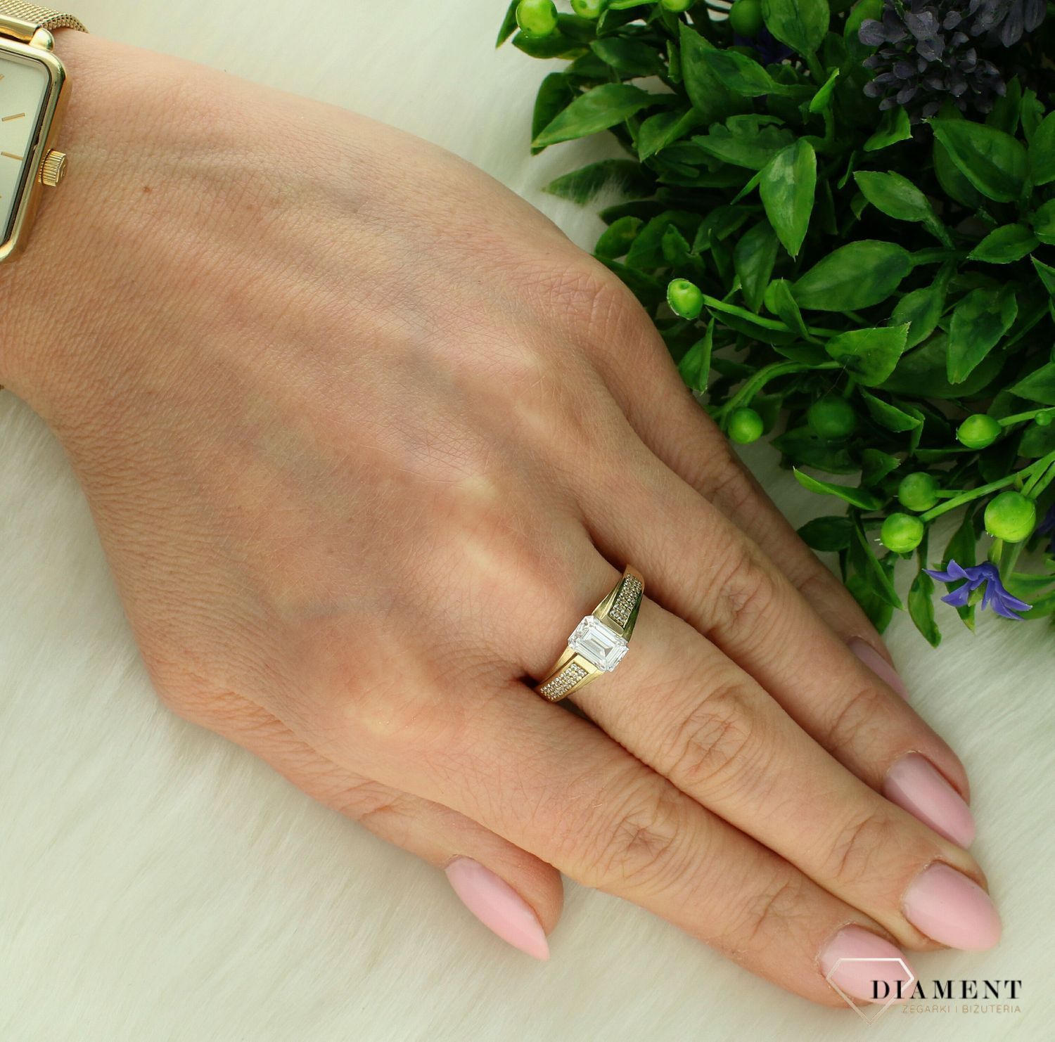 Złoty pierścionek damski 333 z cyrkoniami rozmiar 17 3000142322043.jpg