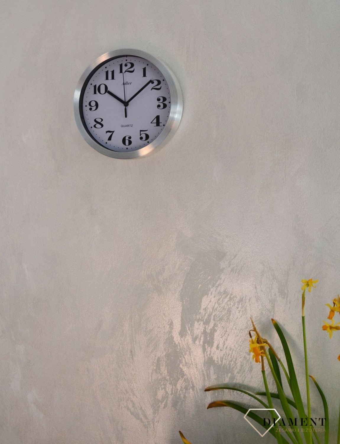 Zegar ścienny okrągły ADLER srebrny 30087. Zegar ścienny aluminiowy w klasycznym wydaniu. Tarcza zegara w kolorze białym z czarnym cyframi arabskimi i wskazówkami. Zegar ścienny zasilany za pomocą baterii. Zegar na ścianę.  (1).JPG
