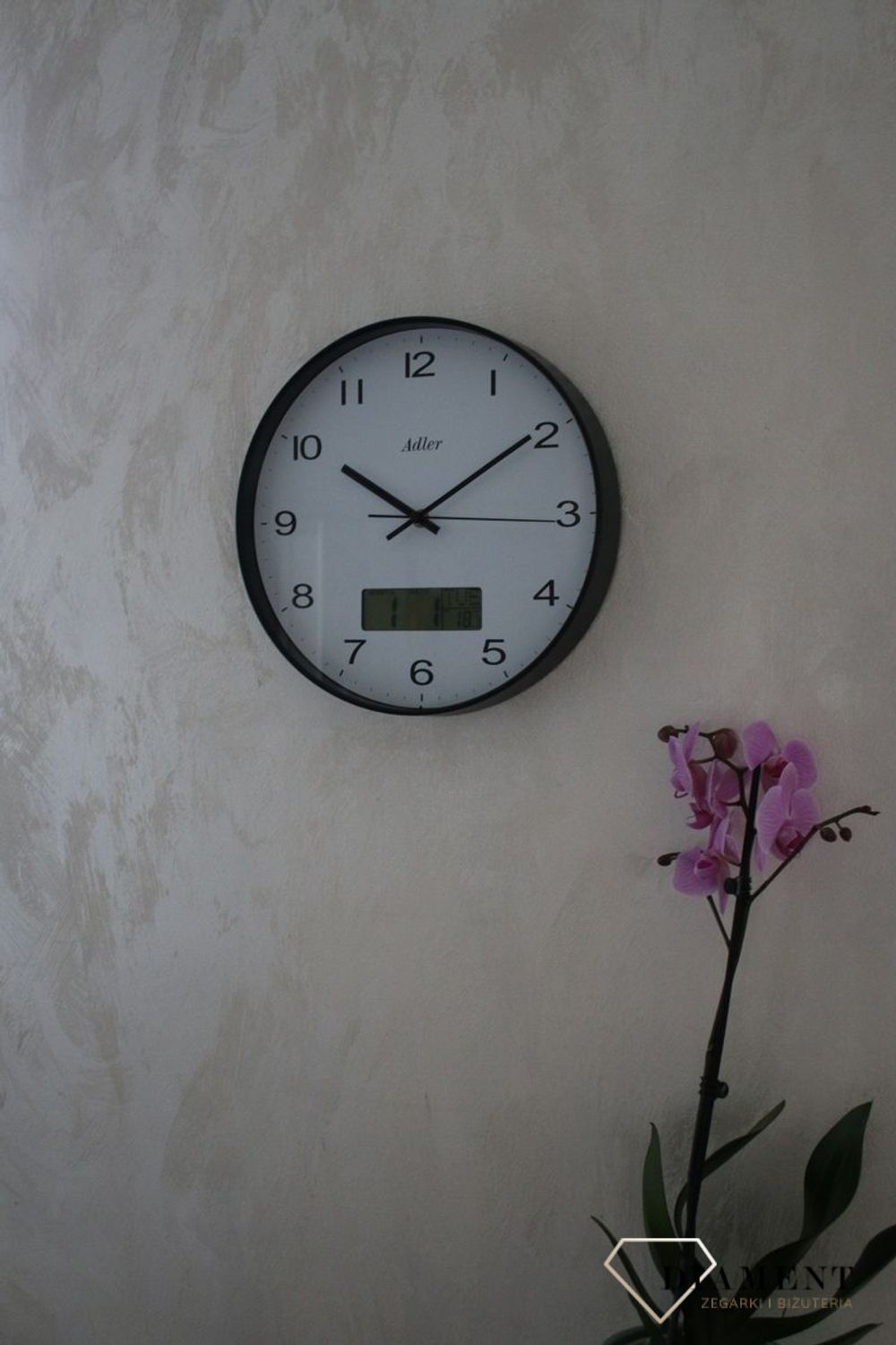 Zegar ścienny okrągły Adler Czarny z datownikiem i termometrem 30172. Zegar ścienny Adler okrągły wyposażony jest w kwarcowy mechanizm, zasilany za pomocą baterii.  (5).JPG