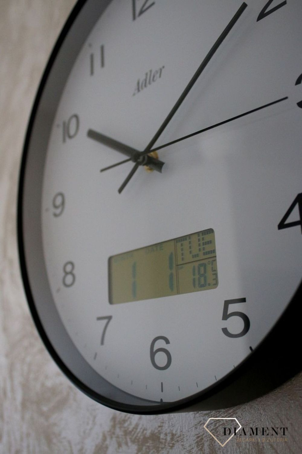 Zegar ścienny okrągły Adler Czarny z datownikiem i termometrem 30172. Zegar ścienny Adler okrągły wyposażony jest w kwarcowy mechanizm, zasilany za pomocą baterii.  (5).JPG