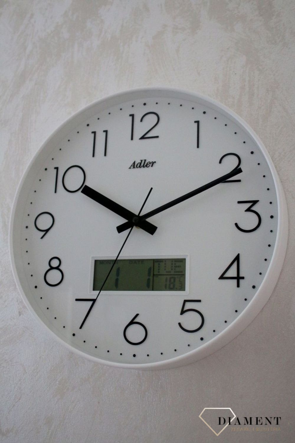 Zegar ścienny okrągły Adler Biały z datownikiem i termometrem 30173. Zegar ścienny Adler okrągły wyposażony jest w kwarcowy mechanizm, zasilany za pomocą baterii (1).JPG