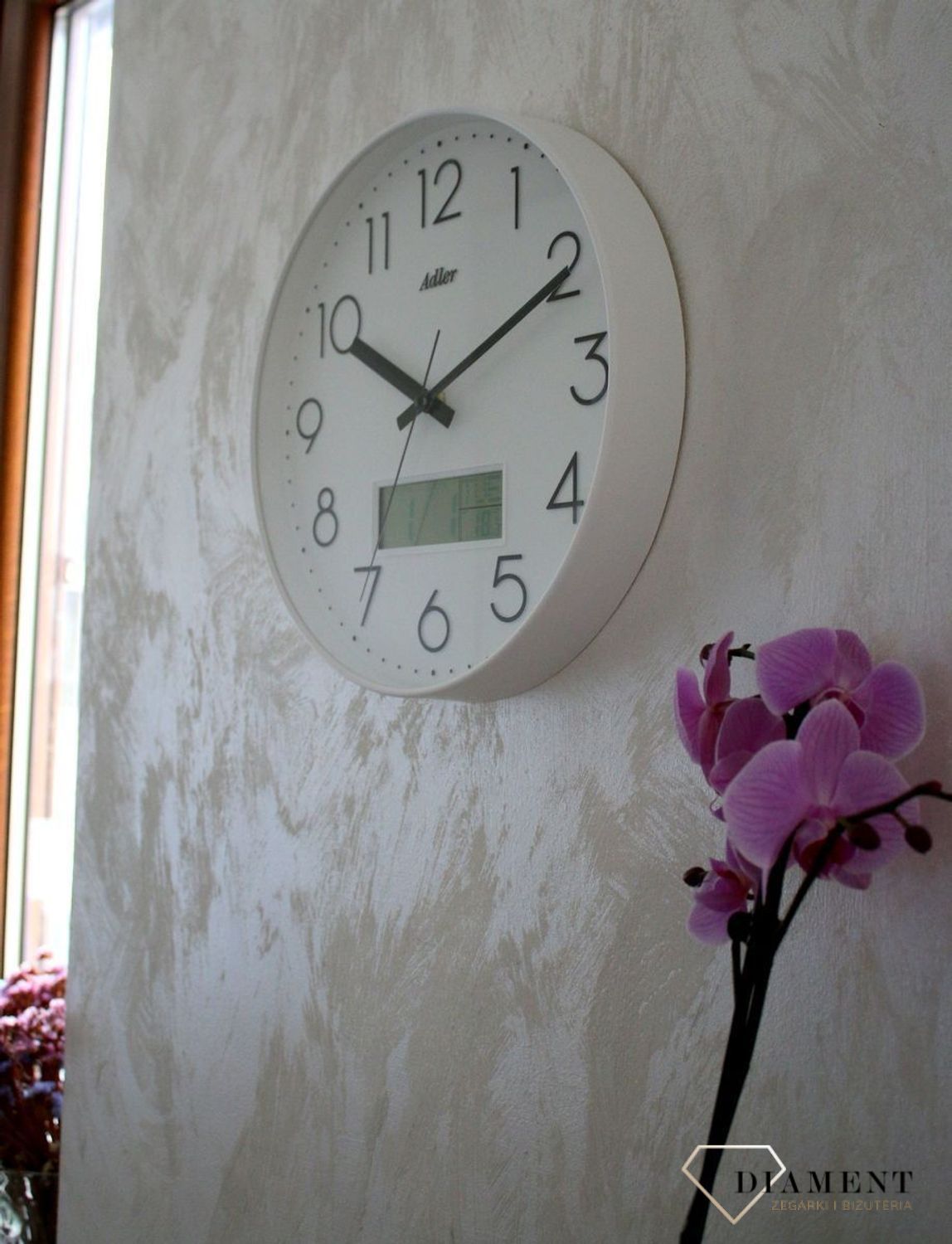 Zegar ścienny okrągły Adler Biały z datownikiem i termometrem 30173. Zegar ścienny Adler okrągły wyposażony jest w kwarcowy mechanizm, zasilany za pomocą baterii (1).JPG