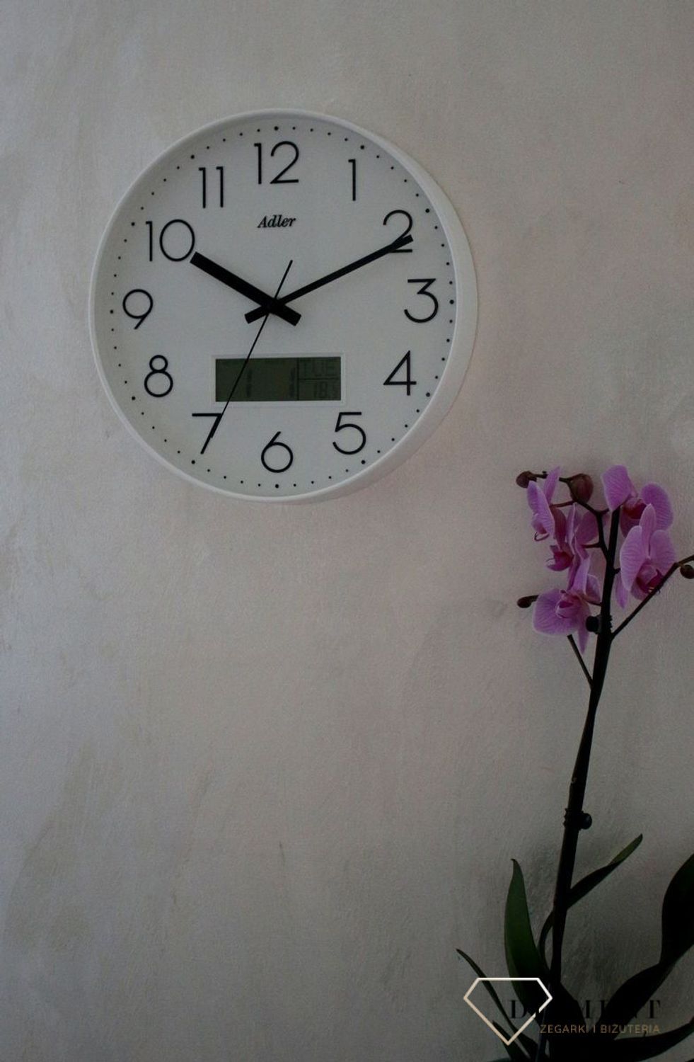 Zegar ścienny okrągły Adler Biały z datownikiem i termometrem 30173. Zegar ścienny Adler okrągły wyposażony jest w kwarcowy mechanizm, zasilany za pomocą baterii (1).JPG