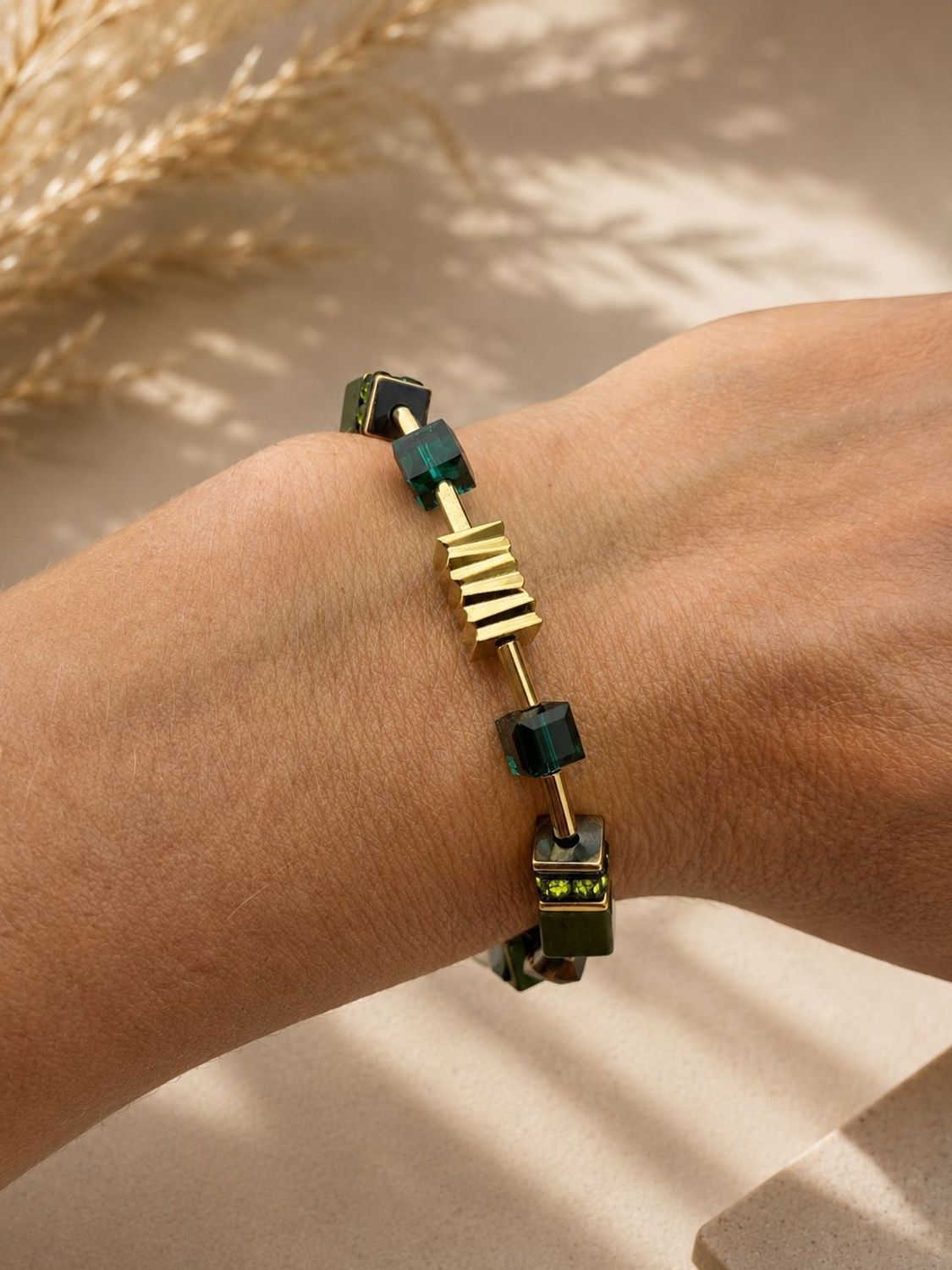 Bransoletka damska Coeur de Lion 3025301109 GeoCUBE® Iconic Wave Forest Gold zielono-złotad (5).jpg