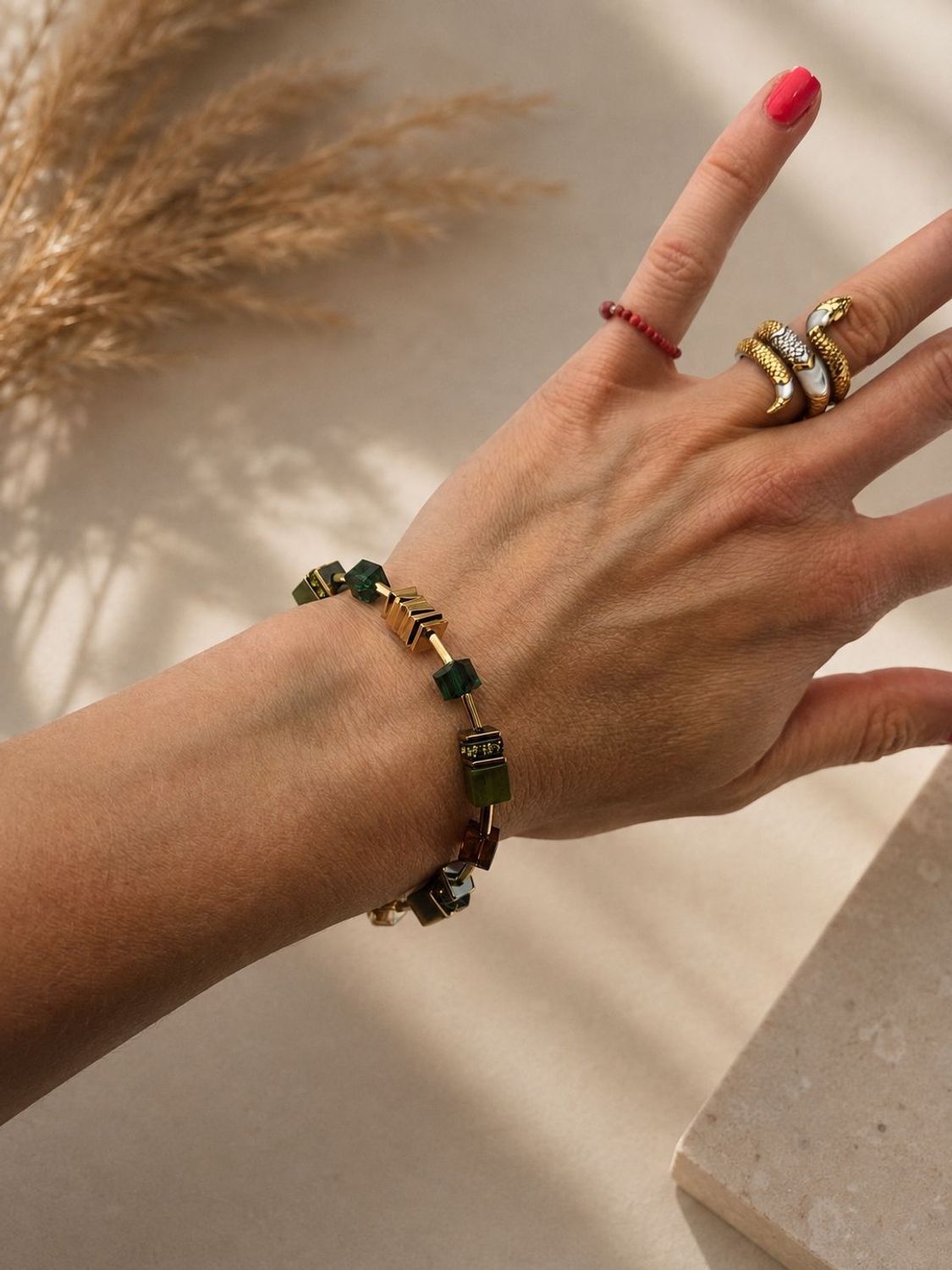 Bransoletka damska Coeur de Lion 3025301109 GeoCUBE® Iconic Wave Forest Gold zielono-złotad (5).jpg