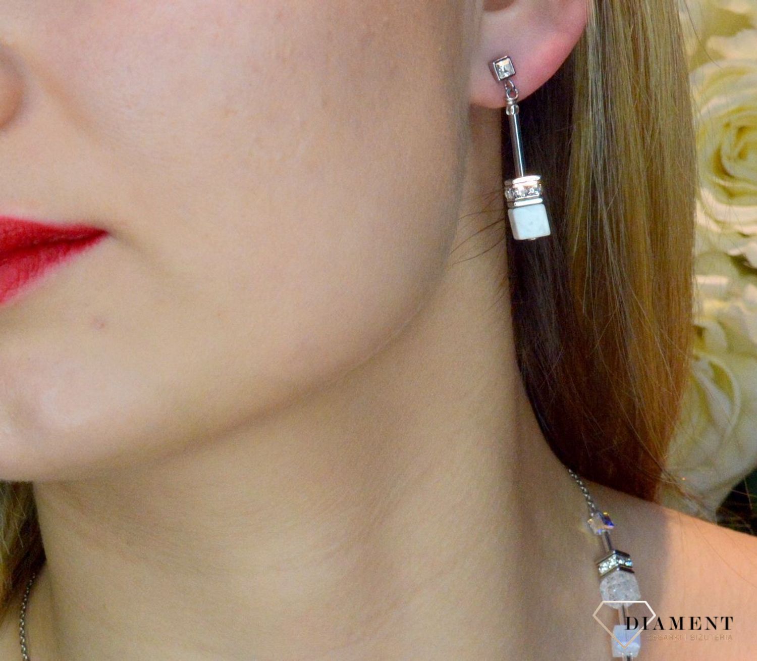 Kolczyki damskie Swarovski Coeur De Lion Iconic Nature Howlit 3035211400. Biżuteria ślubna. Piękne kolczyki z kolekcji GeoCUBE® zdobione kamieniem naturalnym howlit i kryształami Swarovski®..jpg