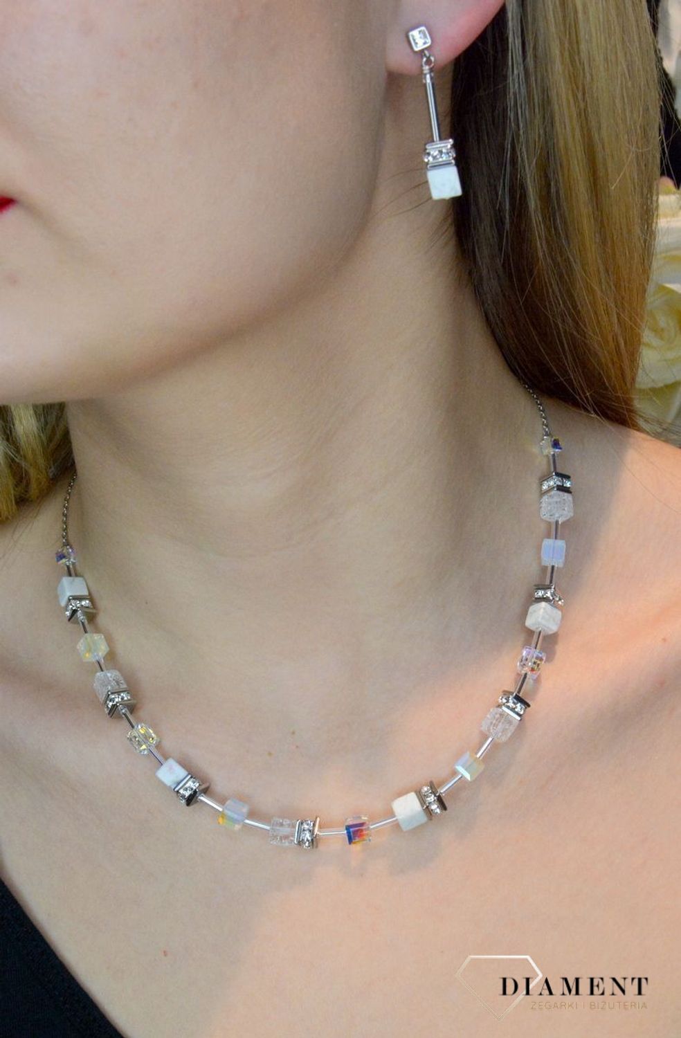 Kolczyki damskie Swarovski Coeur De Lion Iconic Nature Howlit 3035211400. Biżuteria ślubna. Piękne kolczyki z kolekcji GeoCUBE® zdobione kamieniem naturalnym howlit i kryształami Swarovski®..jpg