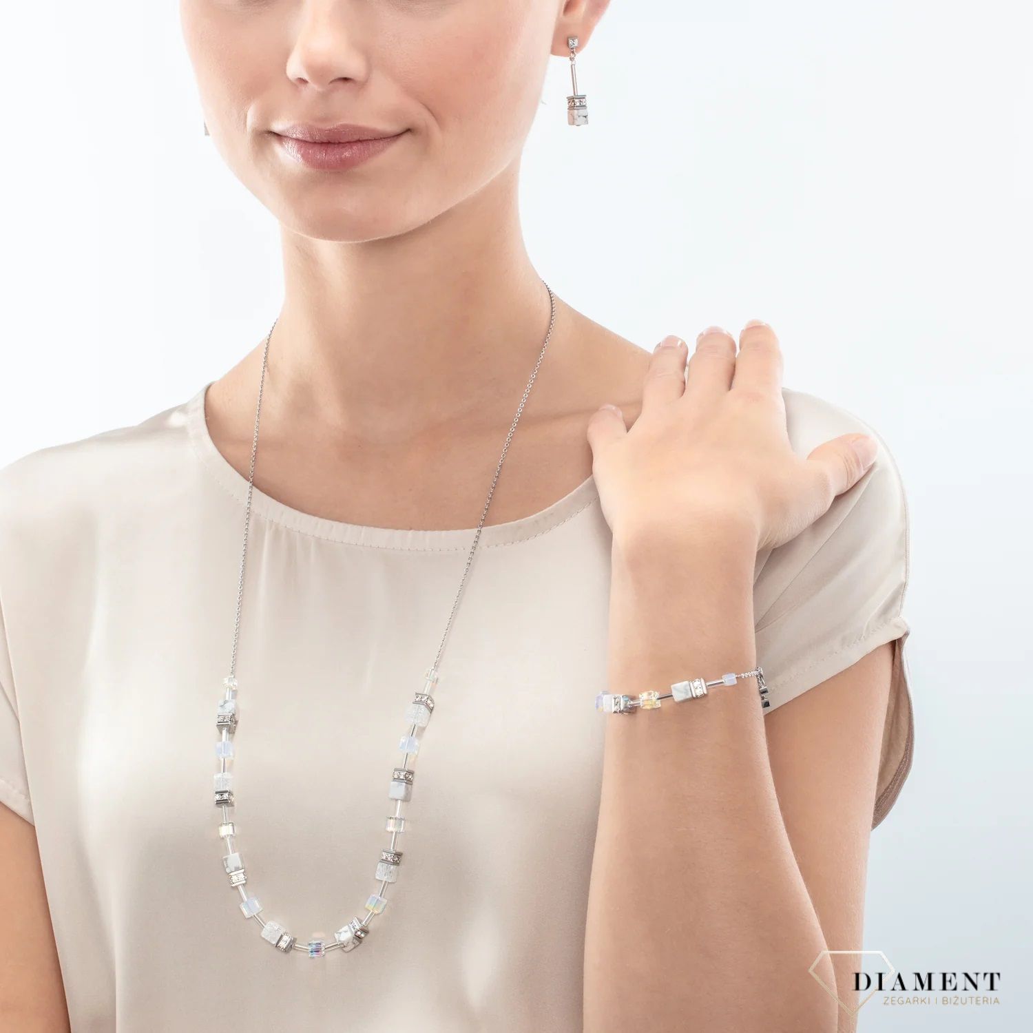 Kolczyki damskie Swarovski Coeur De Lion Iconic Nature Howlit 3035211400. Biżuteria ślubna. Piękne kolczyki z kolekcji GeoCUBE® zdobione kamieniem naturalnym howlit i kryształami Swarovski®..jpg