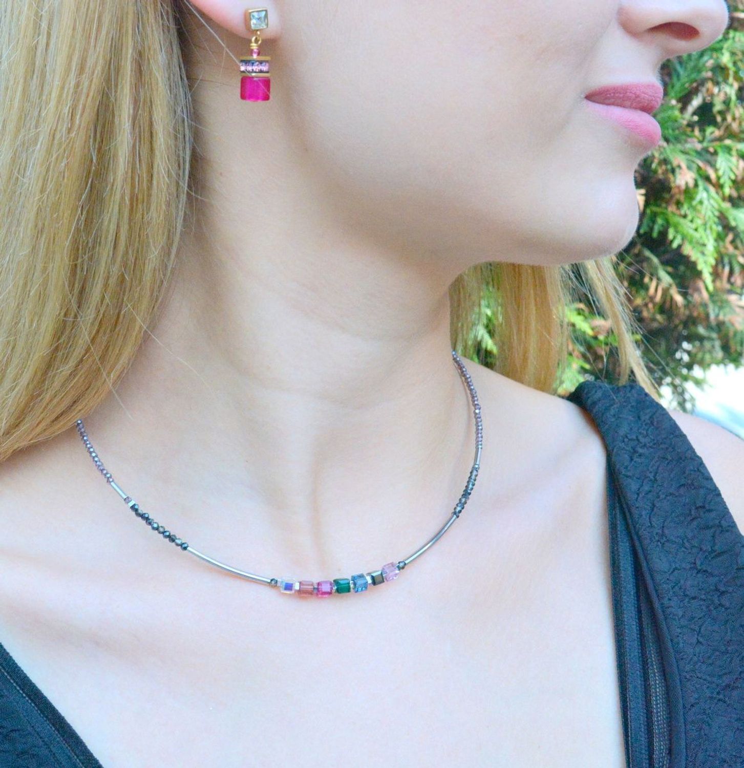 Kolczyki damskie Coeur de Lion GeoCUBE magenta 3038210416. . Biżuteria idealna zarówno na eleganckie, jak i niezobowiązujące okazje. Piękne kolczyki w odcieniach różu z kolekcji GeoCUBE® zdobione kryształami Swarovski®..jpg