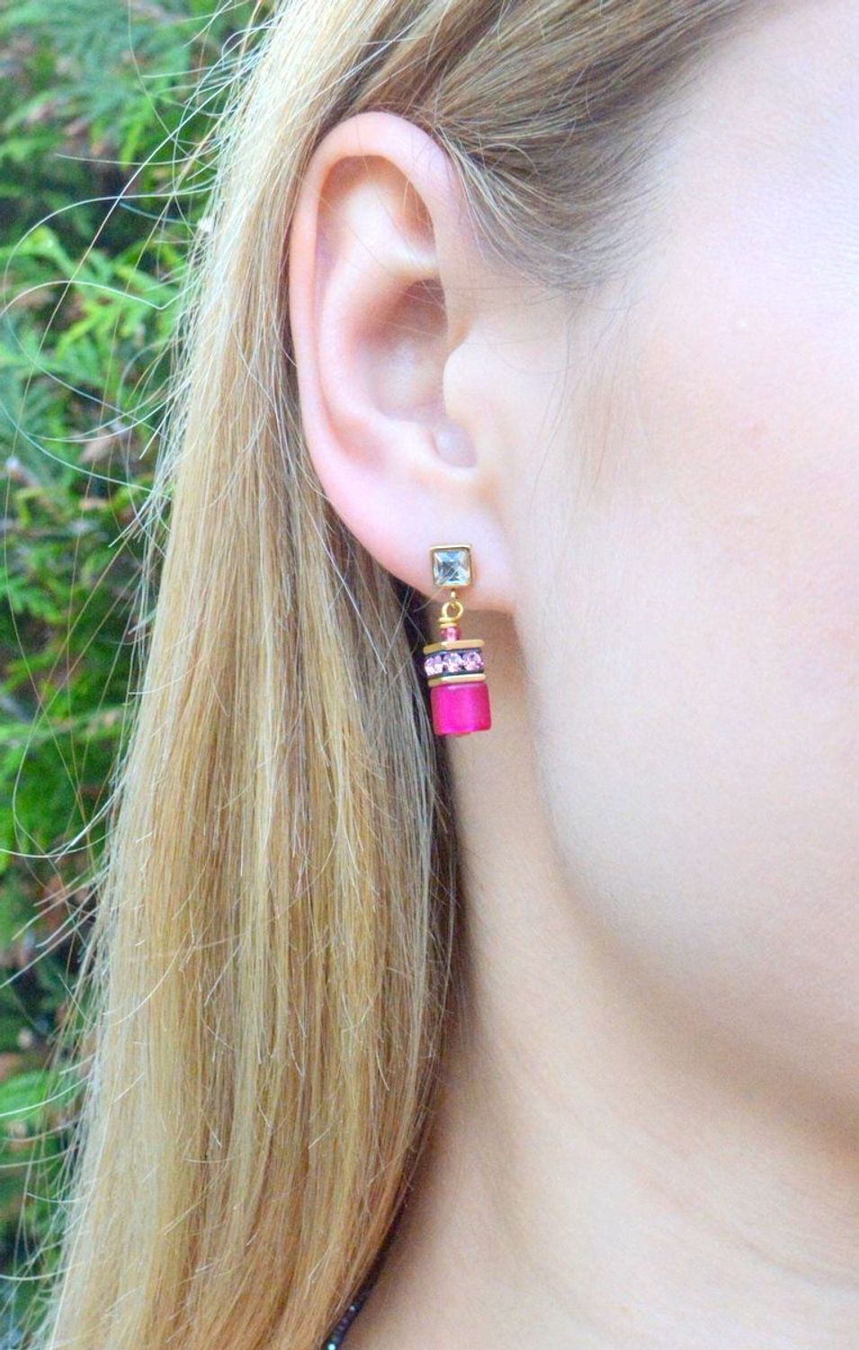 Kolczyki damskie Coeur de Lion GeoCUBE magenta 3038210416. . Biżuteria idealna zarówno na eleganckie, jak i niezobowiązujące okazje. Piękne kolczyki w odcieniach różu z kolekcji GeoCUBE® zdobione kryształami Swarovski®..jpg