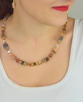 Elegancki damski naszyjnik GeoCUBE® Iconic 303910-1132 w modnym kolorze 2025 roku z kryształami Swarovski® i syntetycznym tygrysim okiem. Ręcznie wykonany złoty naszyjnik COEUR DE LION z regulacją (2).JPG