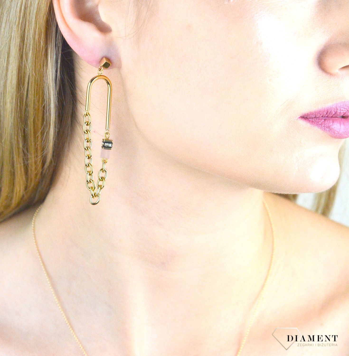 Kolczyki damskie Coeur de Lion GeoCUBE® Iconic Boho w złotym kolorze 3042211576. Kolczyki z kryształem Swarovskiego. Damskie kolczyki wiszące Coeur de Lion. Kolczyki z kryształem. Kolczyki w złotym kolorze z kamieniem naturalnym..jpg