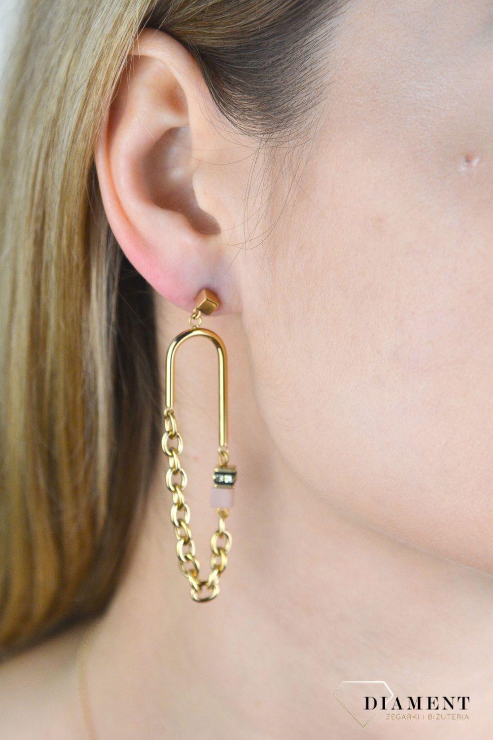 Kolczyki damskie Coeur de Lion GeoCUBE® Iconic Boho w złotym kolorze 3042211576. Kolczyki z kryształem Swarovskiego. Damskie kolczyki wiszące Coeur de Lion. Kolczyki z kryształem. Kolczyki w złotym kolorze z kamieniem naturalnym..jpg