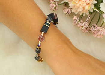 Elegancka damska bransoletka COEUR DE LION z onyksu, kryształów i złotych detali. Styl Blue Moon Gold – klasyczna forma, nowoczesny blask. Sprawdź online! (2).jpg