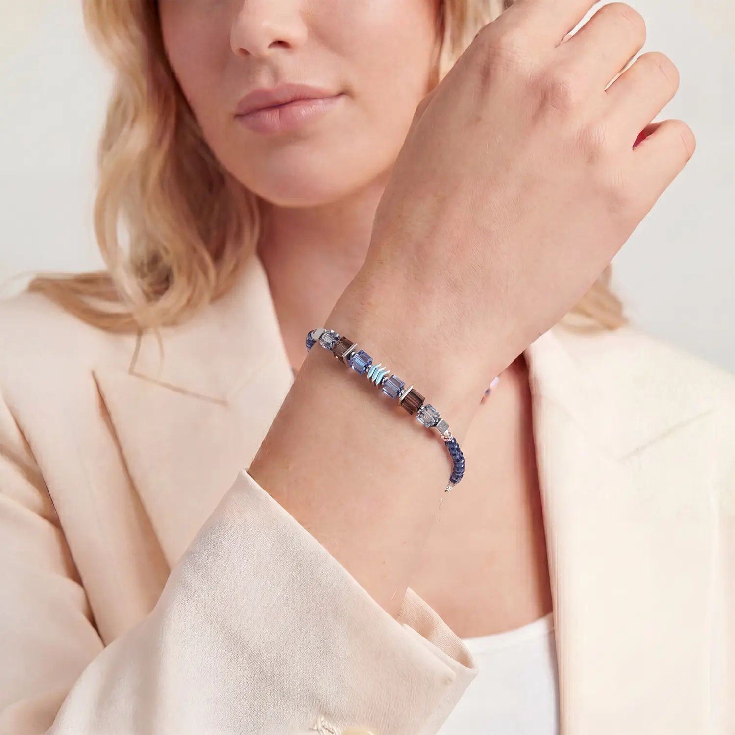 Bransoletka damska Coeur de Lion 3044300712 Wave Cube Flow Silver-Blue srebrno-niebieska (1).jpg