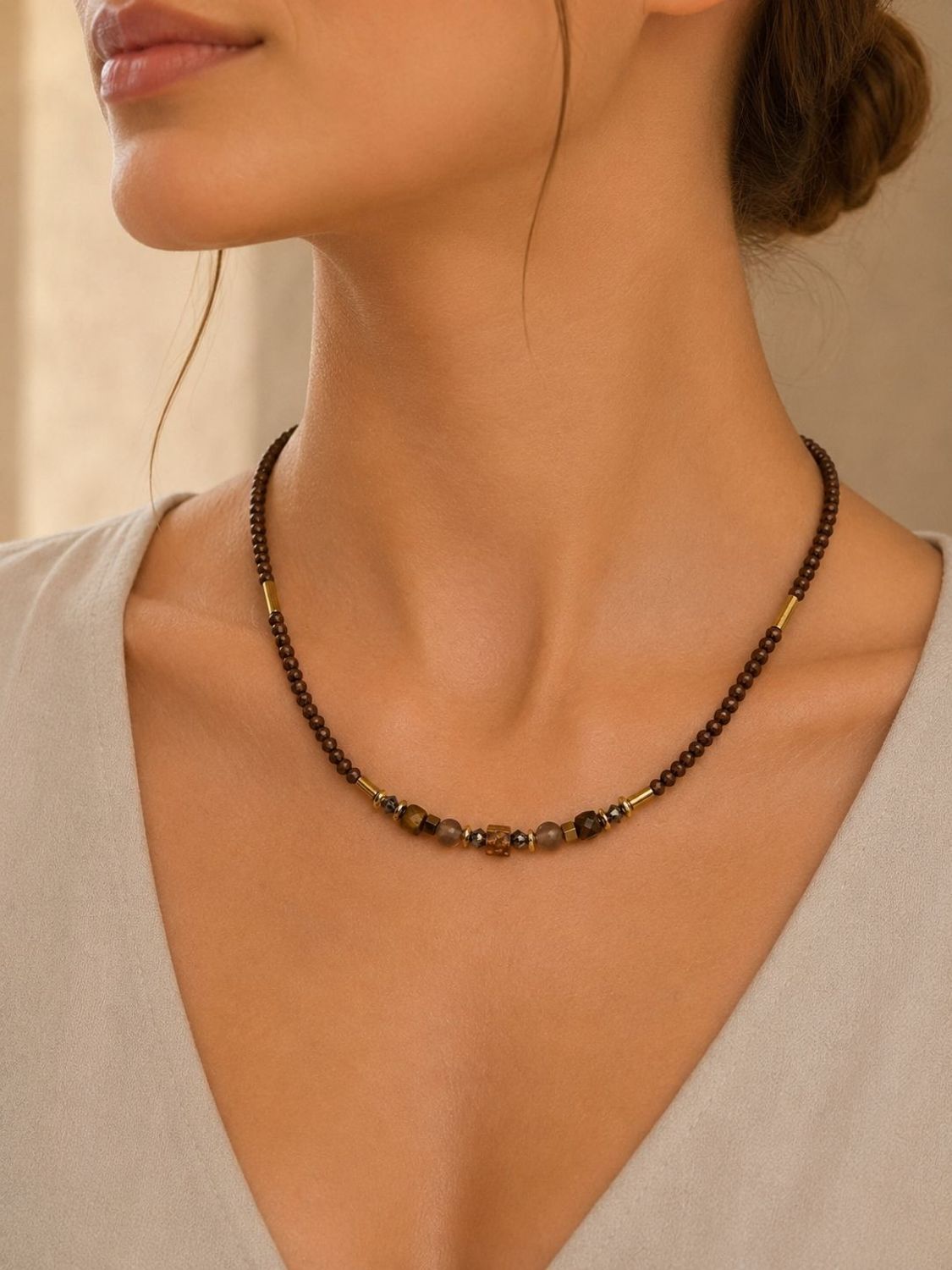 Naszyjnik damski Coeur de Lion 3048101116 Cube Balance Golden Hazel z kamieniami naturalnymi i Swarovski (1).jpg