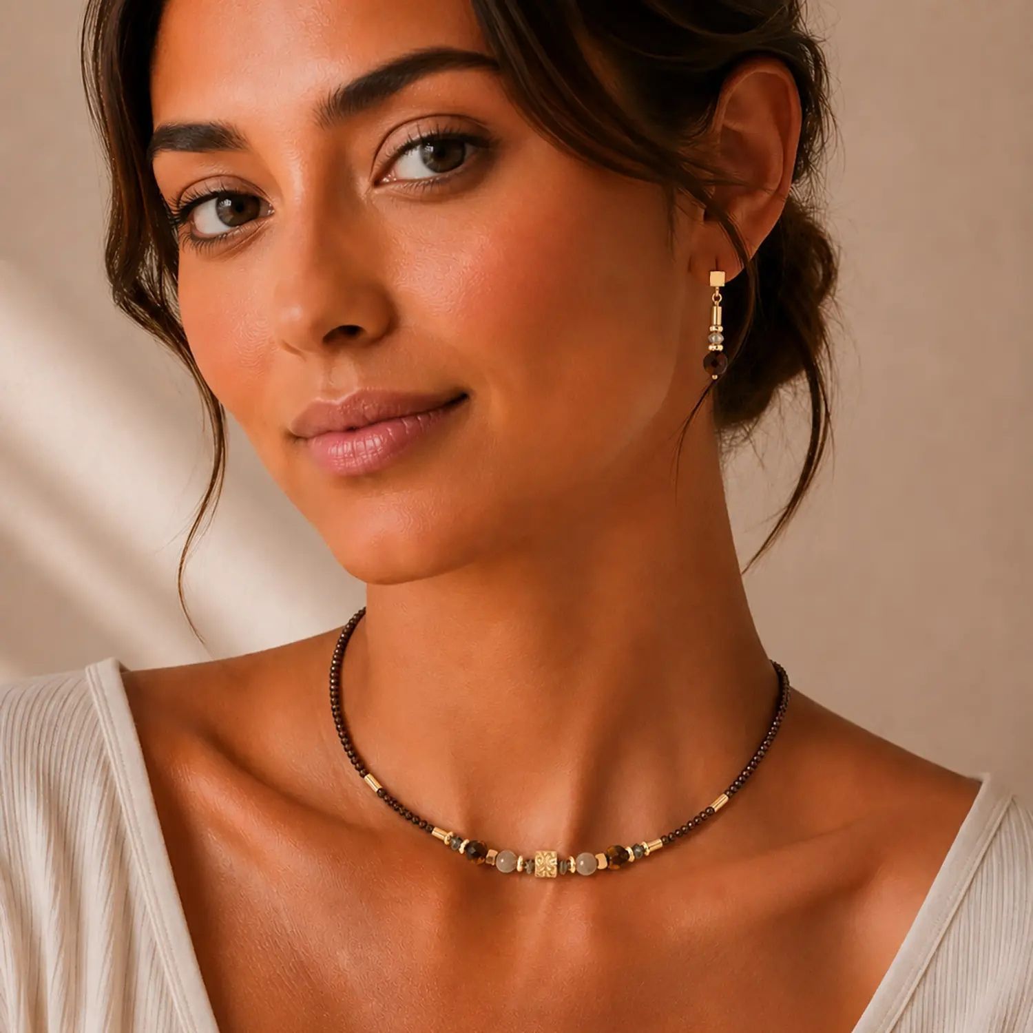 Naszyjnik damski Coeur de Lion 3048101116 Cube Balance Golden Hazel z kamieniami naturalnymi i Swarovski (1).jpg