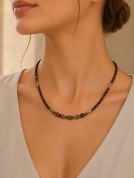 Elegancki naszyjnik Coeur de Lion Cube Balance Golden Hazel z okiem tygrysa, kamieniem księżycowym, hematytem i kryształami Swarovski®. Długość 42 + 6 cm.V.jpg