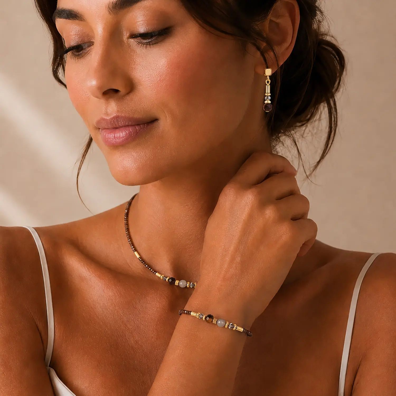 Bransoletka damska Coeur de Lion 3048301116 Cube Balance Golden Hazel z kamieniami naturalnymi i Swarovski (2).jpg