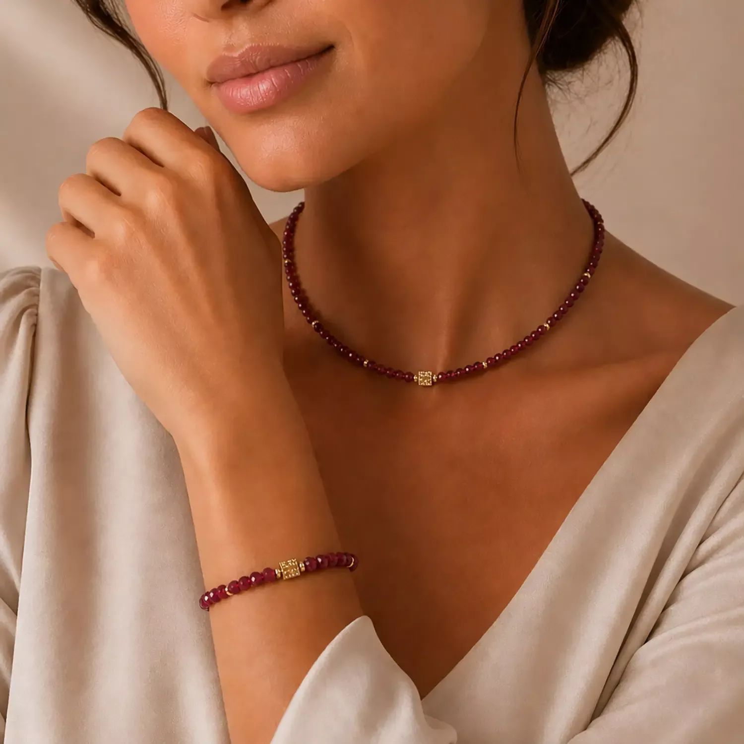 Bransoletka Coeur de Lion Hammered Cube Ruby Gold z rubinowym jadeitem, złotym hematytem i stalą nierdzewną. Długość 17,5 + 3 cm. Elegancka biżuteria damska..jpg