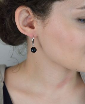 Wiszące kolczyki srebrne 925 z czarną syntetyczną kulką. Długość 2,7 cm, szerokość 9 mm, zapięcie bigiel angielski. Model 3051021016, waga 4,56 g – elegancja z charakterem (2).JPG