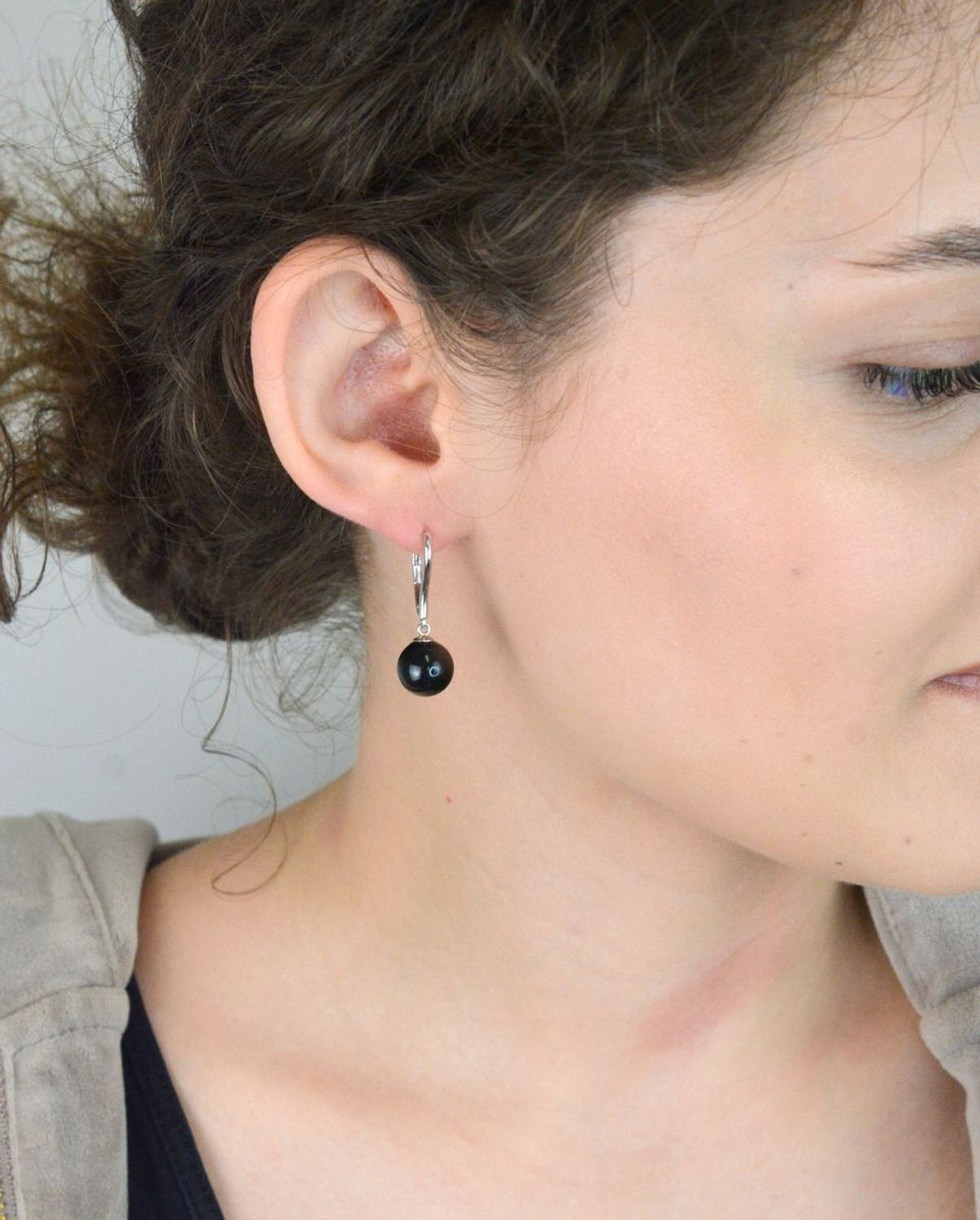 Wiszące kolczyki srebrne 925 z czarną syntetyczną kulką. Długość 2,7 cm, szerokość 9 mm, zapięcie bigiel angielski. Model 3051021016, waga 4,56 g – elegancja z charakterem.1.jpg