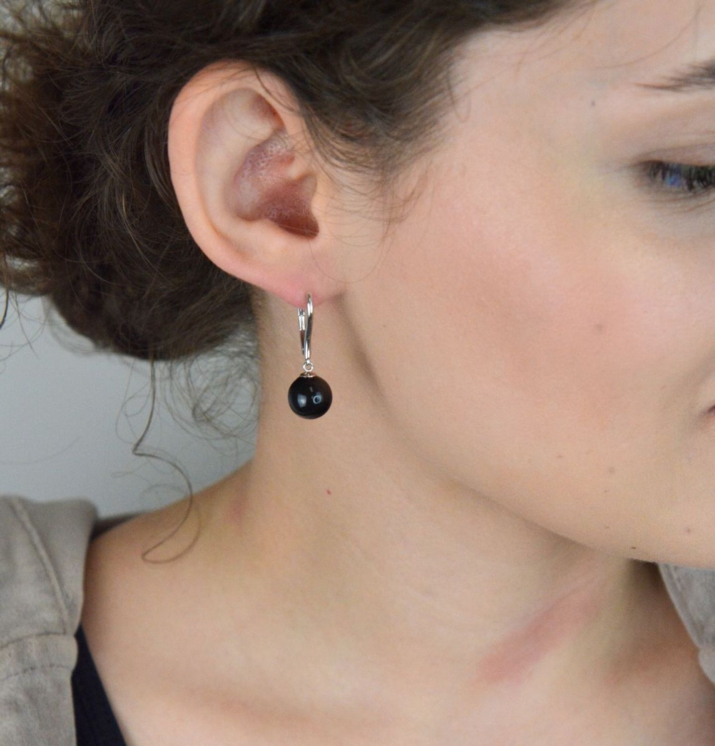 Wiszące kolczyki srebrne 925 z czarną syntetyczną kulką. Długość 2,7 cm, szerokość 9 mm, zapięcie bigiel angielski. Model 3051021016, waga 4,56 g – elegancja z charakterem.1.jpg