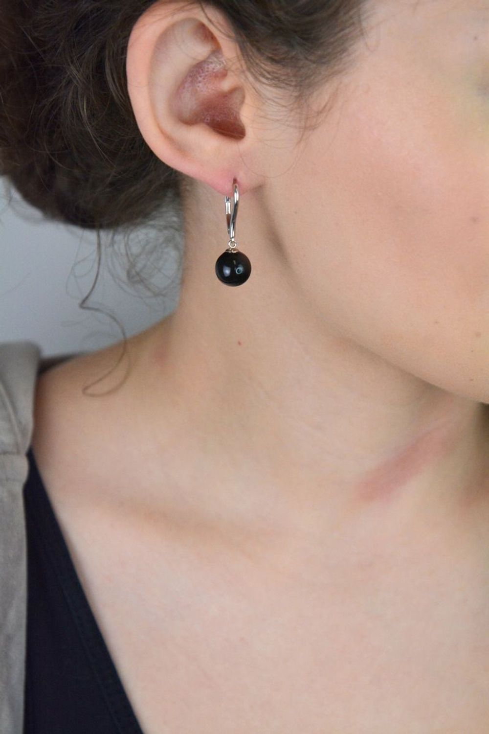 Wiszące kolczyki srebrne 925 z czarną syntetyczną kulką. Długość 2,7 cm, szerokość 9 mm, zapięcie bigiel angielski. Model 3051021016, waga 4,56 g – elegancja z charakterem.1.jpg