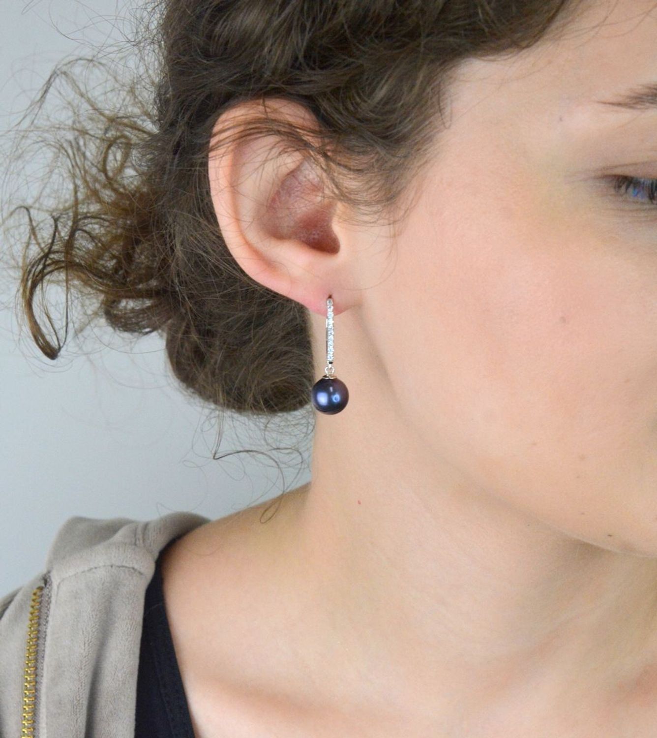 Eleganckie kolczyki srebrne 925 z granatowym perłopławem i cyrkoniami. Model 3051021117 z biglem angielskim. Długość 3 cm, szerokość 8 mm, waga 4,71 g. Idealne na prezent i wyjątkowe okazje!1.jpg