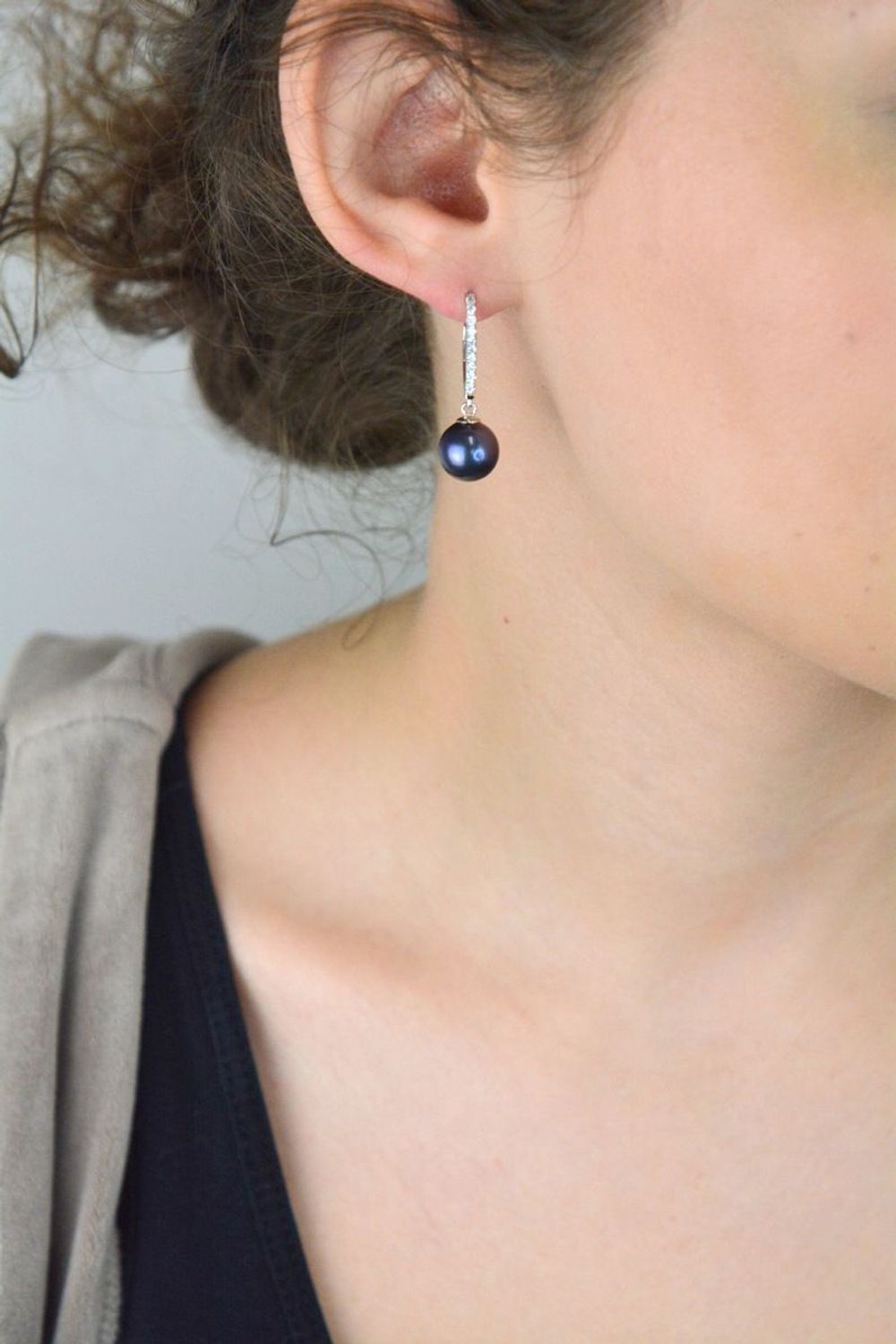 Eleganckie kolczyki srebrne 925 z granatowym perłopławem i cyrkoniami. Model 3051021117 z biglem angielskim. Długość 3 cm, szerokość 8 mm, waga 4,71 g. Idealne na prezent i wyjątkowe okazje!1.jpg