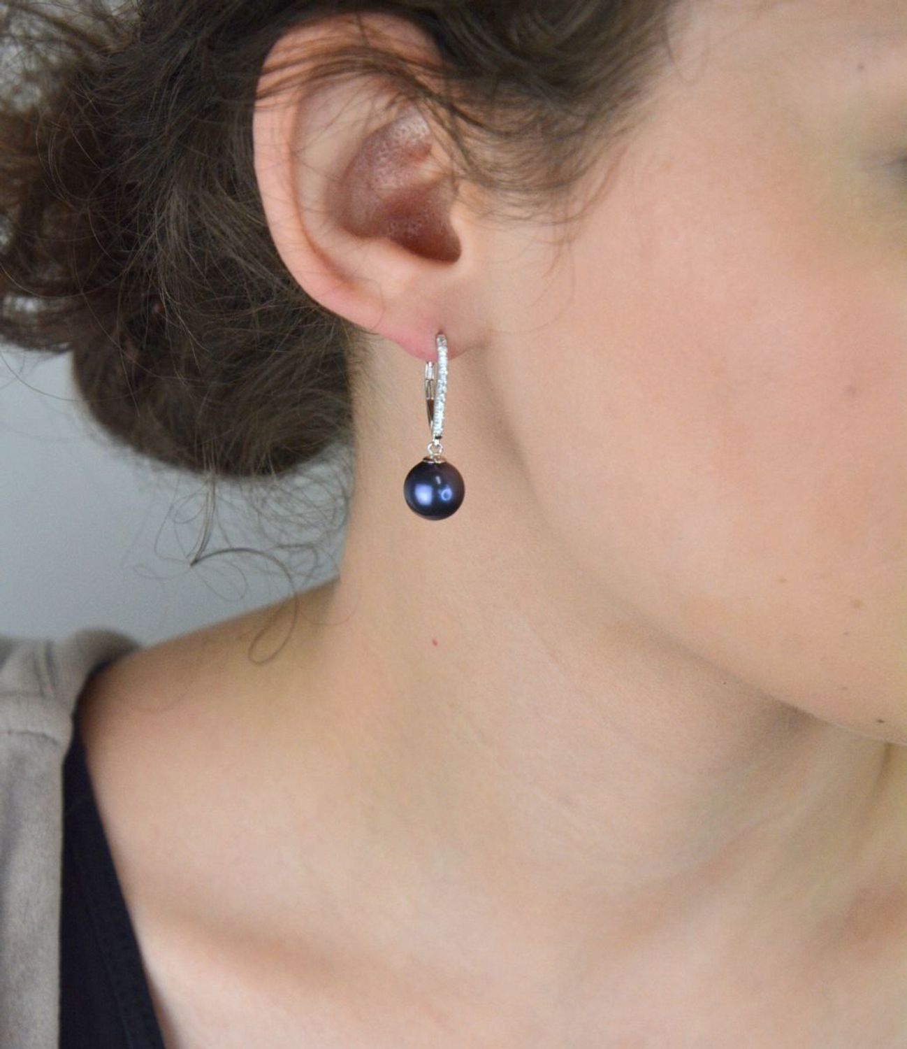 Eleganckie kolczyki srebrne 925 z granatowym perłopławem i cyrkoniami. Model 3051021117 z biglem angielskim. Długość 3 cm, szerokość 8 mm, waga 4,71 g. Idealne na prezent i wyjątkowe okazje!1.jpg