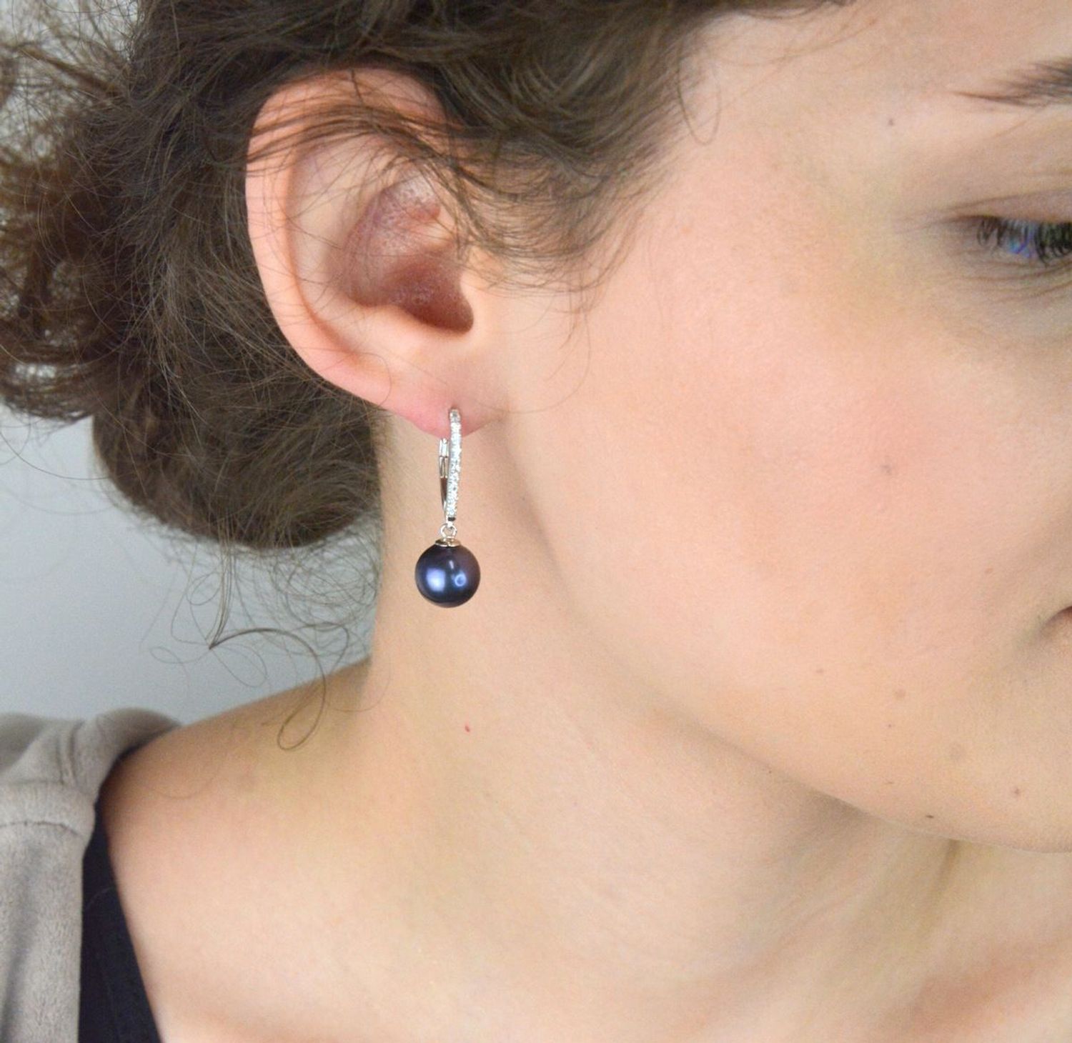 Eleganckie kolczyki srebrne 925 z granatowym perłopławem i cyrkoniami. Model 3051021117 z biglem angielskim. Długość 3 cm, szerokość 8 mm, waga 4,71 g. Idealne na prezent i wyjątkowe okazje!1.jpg