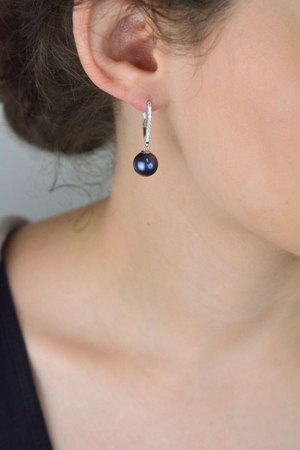 Eleganckie kolczyki damskie srebrne wykonane z srebra próby 925, zdobione cyrkoniami i perłami syntetycznymi. Długość 3,0 cm, szerokość 1,0 cm. Zapięcie na bigiel angielski – subtelne i stylowe.1.jpg