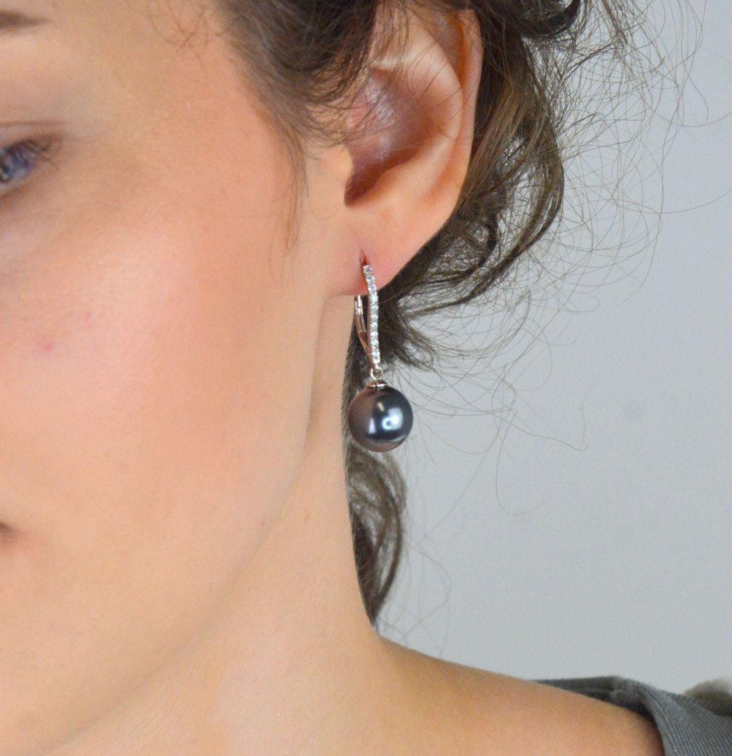 Srebrne kolczyki 925 z szarą perełką i białymi cyrkoniami. Długość 3,1 cm, waga 6,95 g, zapięcie bigiel angielski. Eleganckie i stylowe.41.jpg