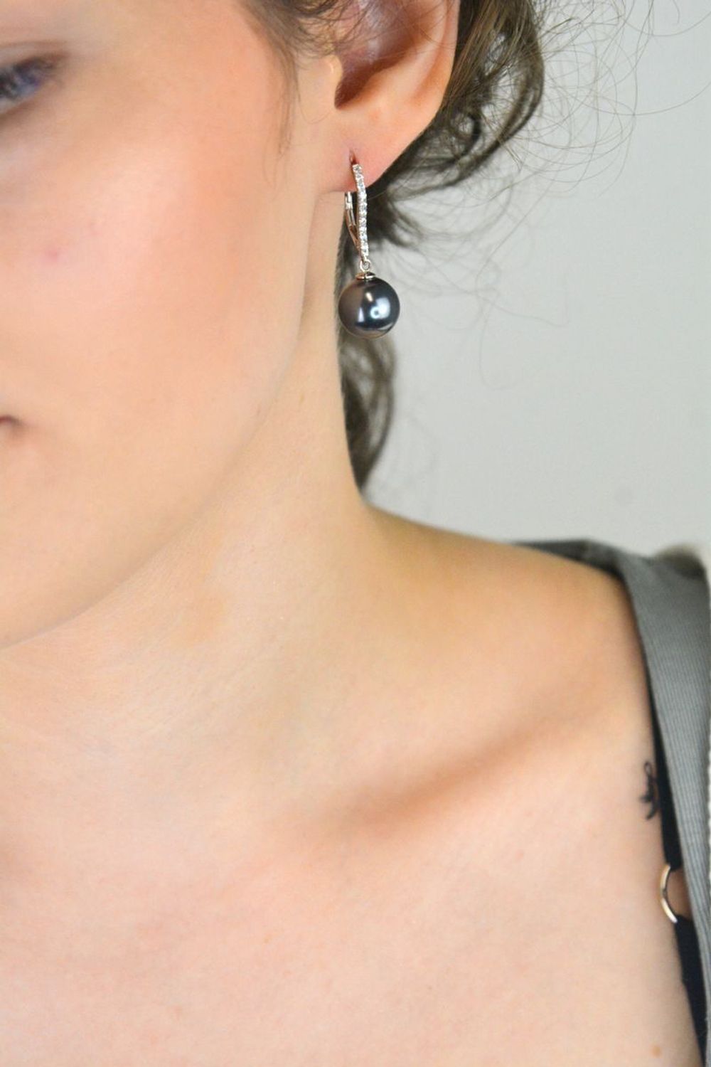 Srebrne kolczyki 925 z szarą perełką i białymi cyrkoniami. Długość 3,1 cm, waga 6,95 g, zapięcie bigiel angielski. Eleganckie i stylowe.41.jpg