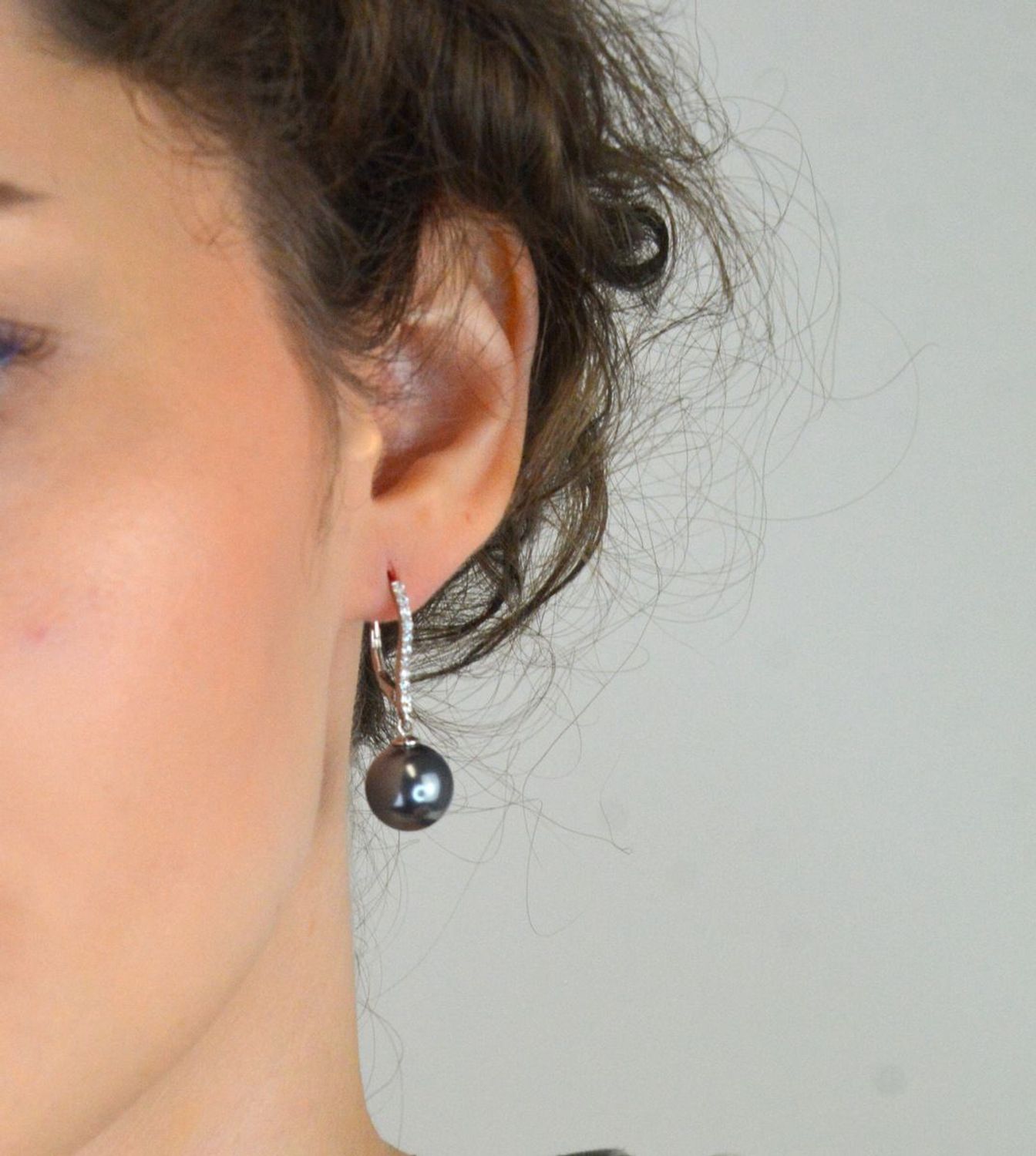 Srebrne kolczyki 925 z szarą perełką i białymi cyrkoniami. Długość 3,1 cm, waga 6,95 g, zapięcie bigiel angielski. Eleganckie i stylowe.41.jpg