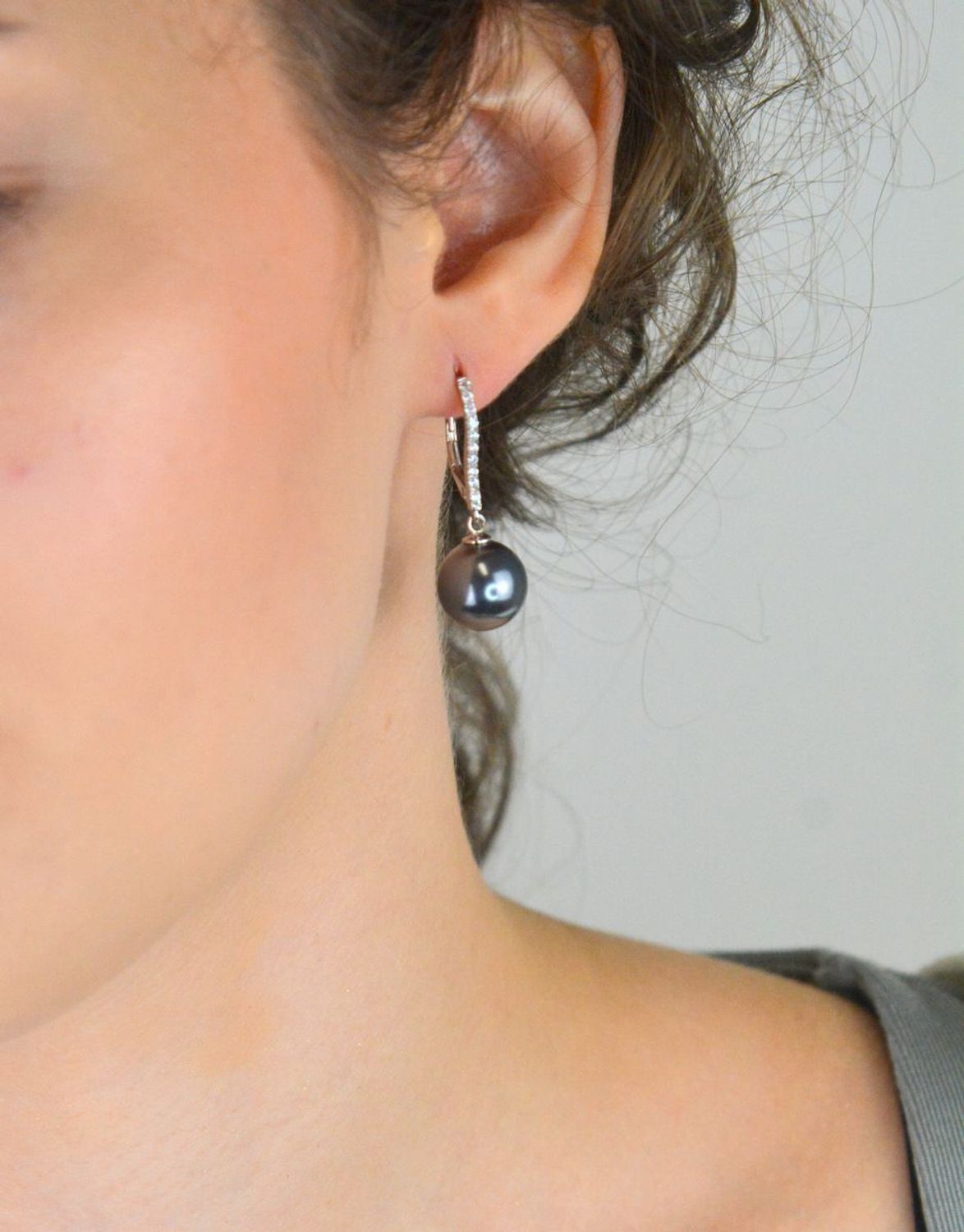 Srebrne kolczyki 925 z szarą perełką i białymi cyrkoniami. Długość 3,1 cm, waga 6,95 g, zapięcie bigiel angielski. Eleganckie i stylowe.41.jpg