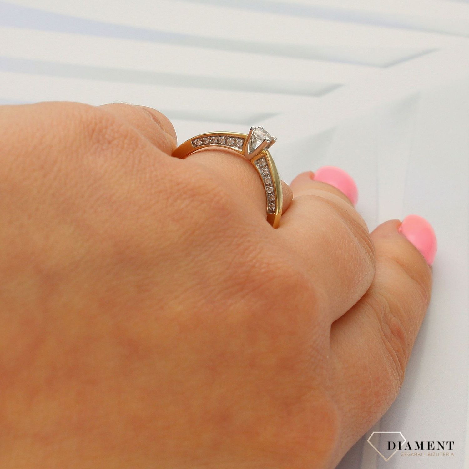 Pierścionek złoty DIAMENT 'Miłosne brylanty' 3133WG25-10 (1).jpg