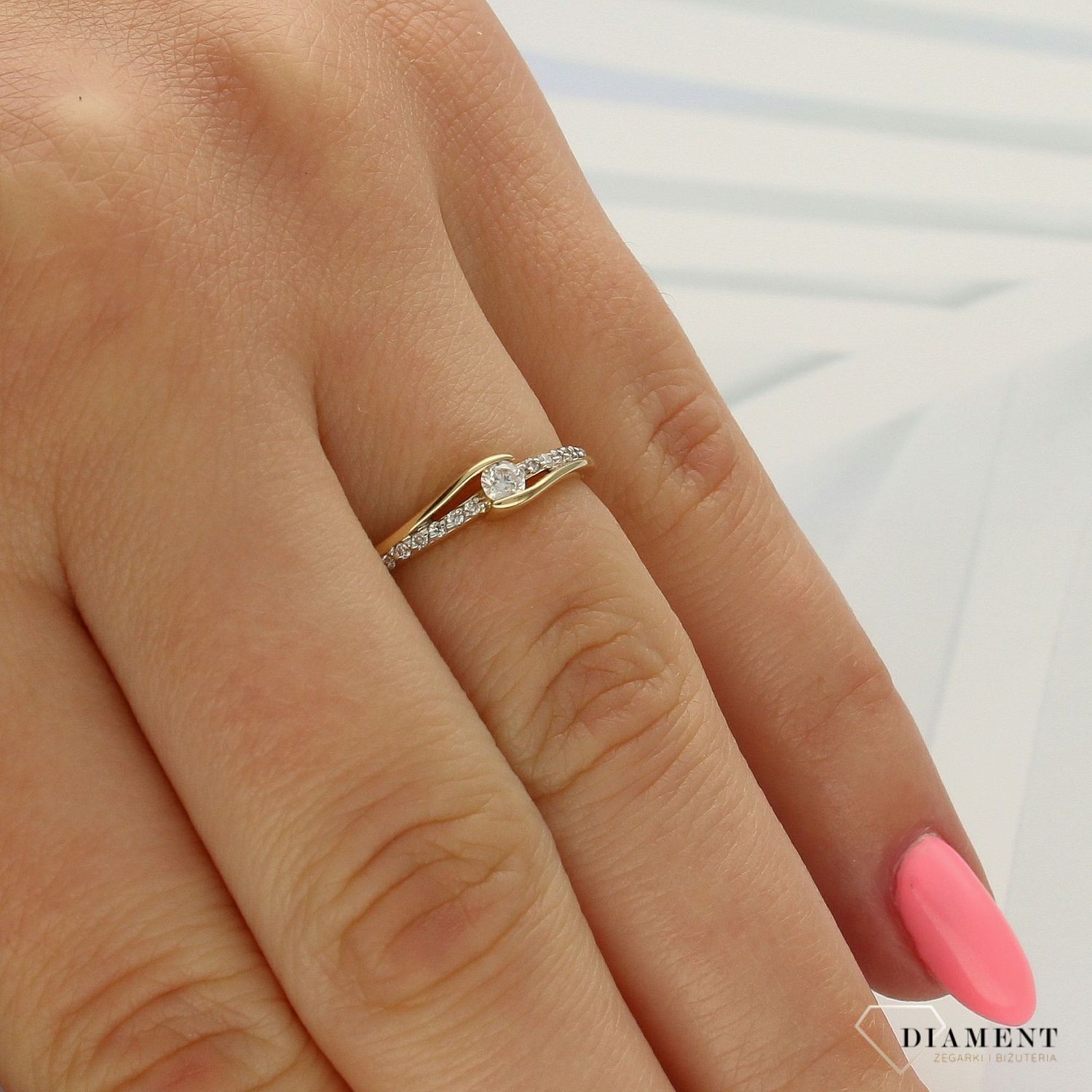 Subtelny pierścionek z żółtego złota 585 z 13 brylantami (0,13ct), model Fala Miłości. Certyfikat autentyczności, welurowe pudełko. Idealny prezent!1.jpg