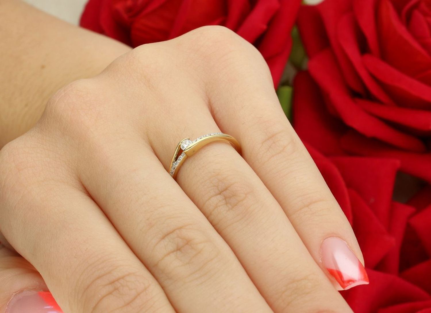 Subtelny pierścionek z żółtego złota 585 z 13 brylantami (0,13ct), model Fala Miłości. Certyfikat autentyczności, welurowe pudełko. Idealny prezent!1.jpg