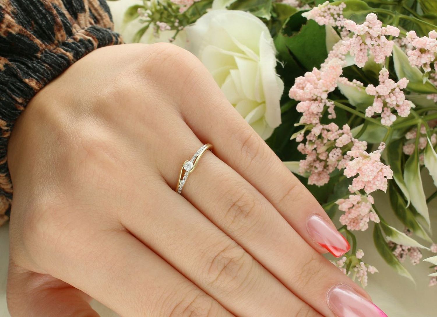 Subtelny pierścionek z żółtego złota 585 z 13 brylantami (0,13ct), model Fala Miłości. Certyfikat autentyczności, welurowe pudełko. Idealny prezent!1.jpg