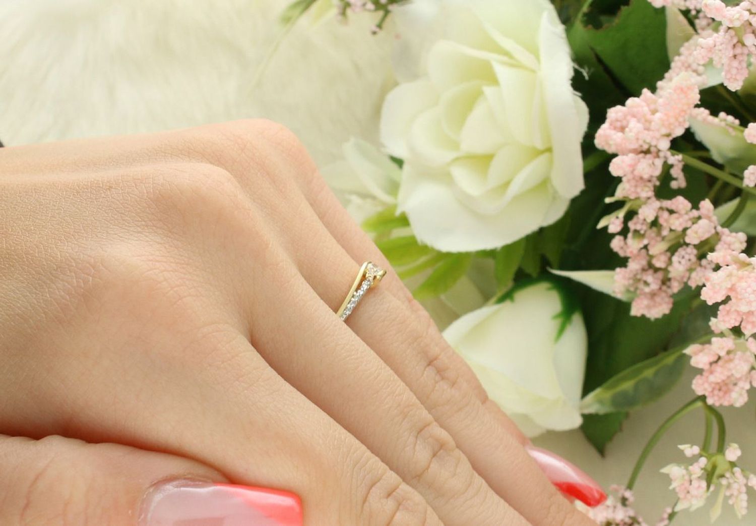 Subtelny pierścionek z żółtego złota 585 z 13 brylantami (0,13ct), model Fala Miłości. Certyfikat autentyczności, welurowe pudełko. Idealny prezent!1.jpg