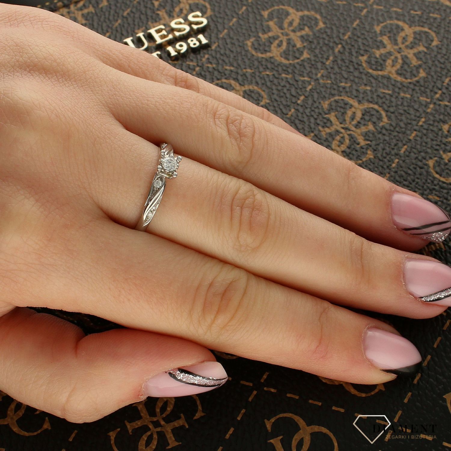 Złoty pierścionek DIAMENT Białe złoto 'Królewskie przyjęcie' 3287WG.jpg