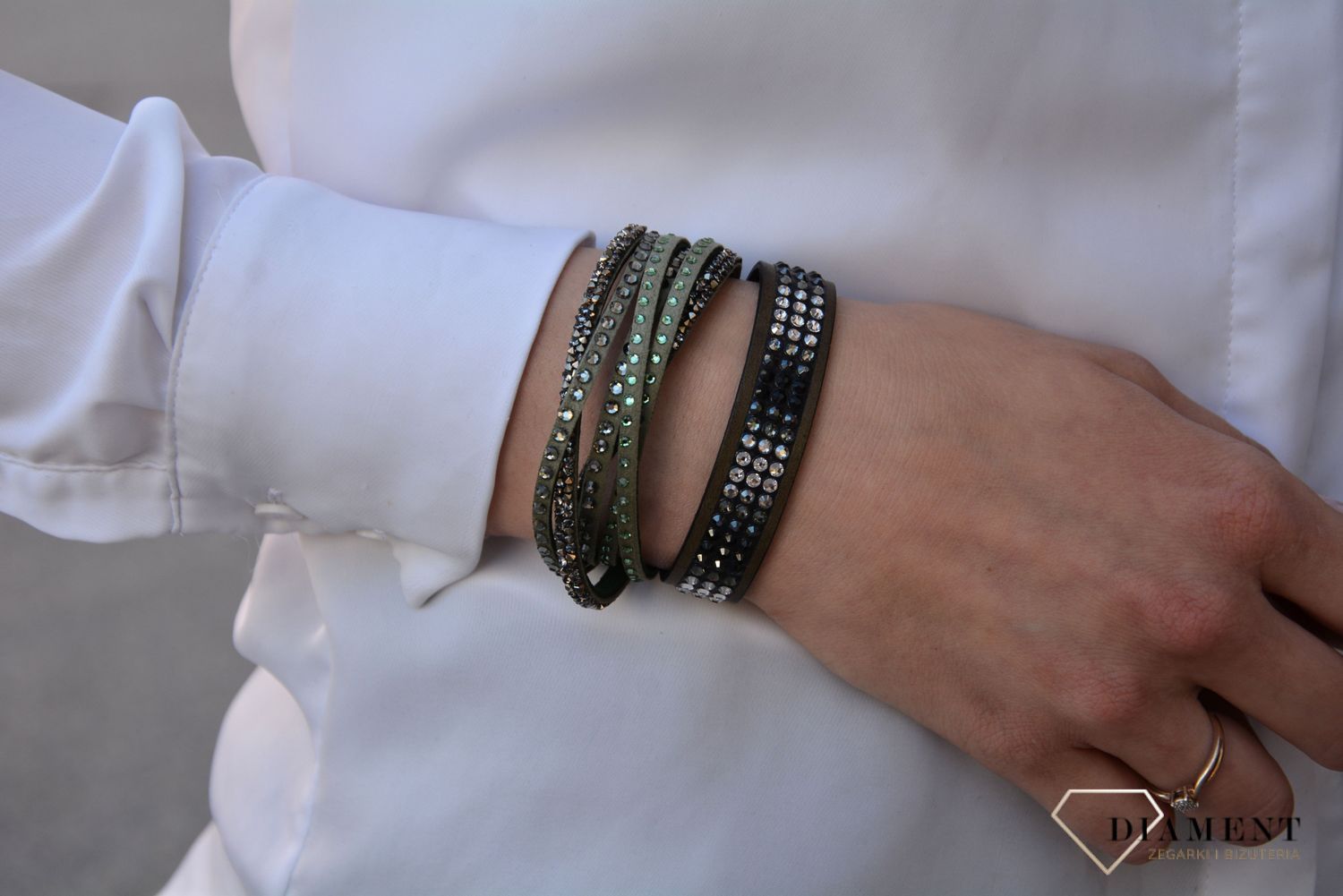 Bransoletka Swarovski Elements Evolution Design to ponadczasowa ciemna skóra z detalami. Bransoletki Sawrovski to bransoletki damskie idealne na prezent5.jpg