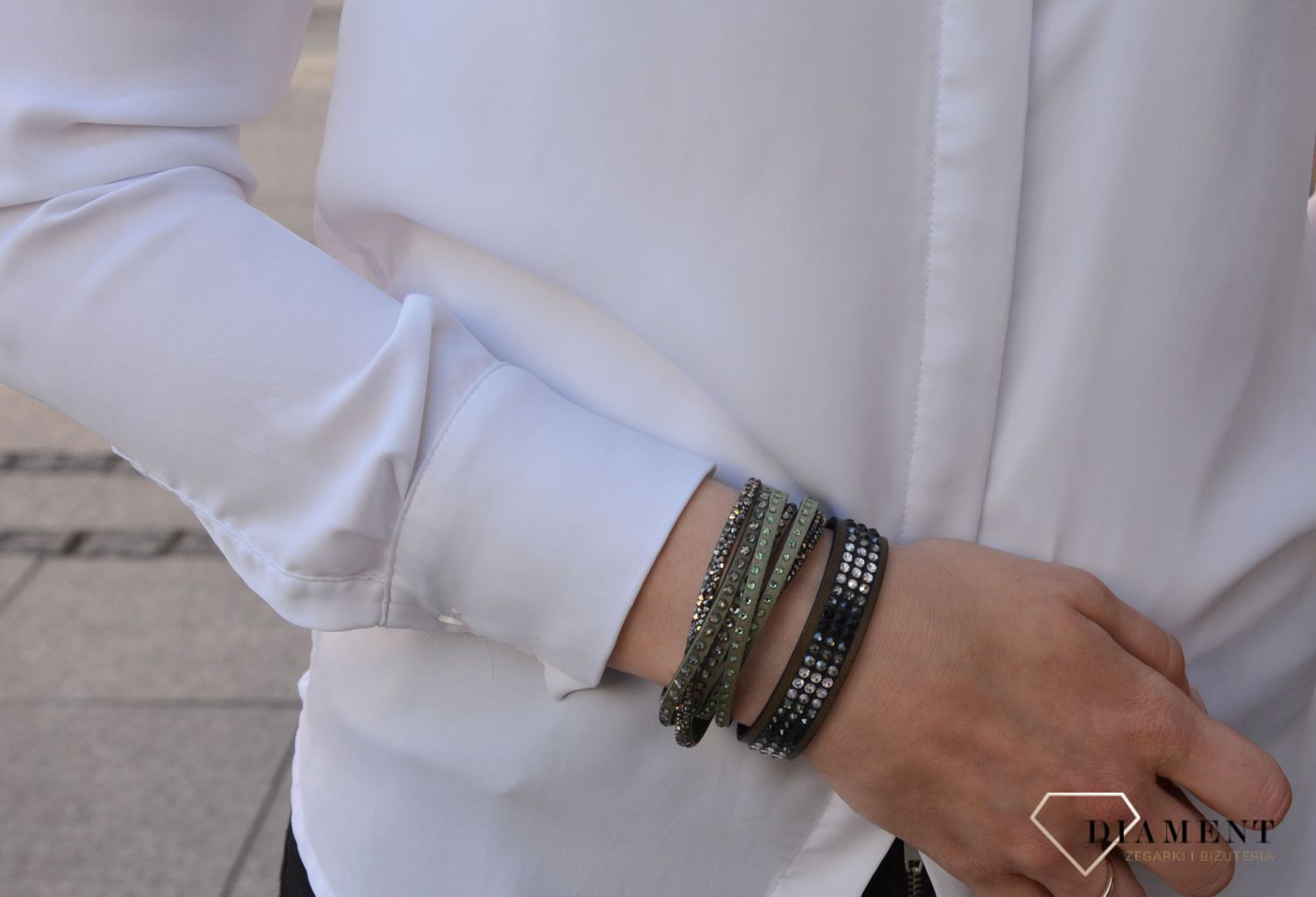 Bransoletka Swarovski Elements Evolution Design to ponadczasowa ciemna skóra z detalami. Bransoletki Sawrovski to bransoletki damskie idealne na prezent5.jpg