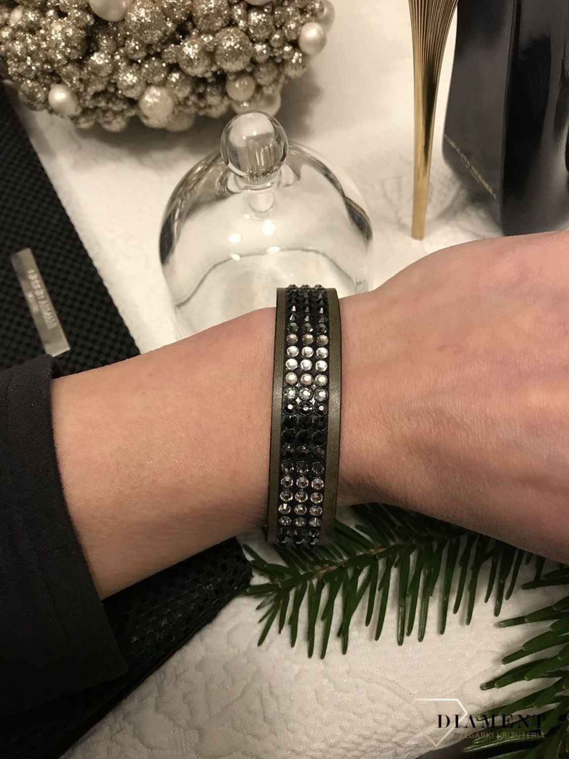 Bransoletka Swarovski Elements Evolution Design to ponadczasowa ciemna skóra z detalami. Bransoletki Sawrovski to bransoletki damskie idealne na prezent5.jpg