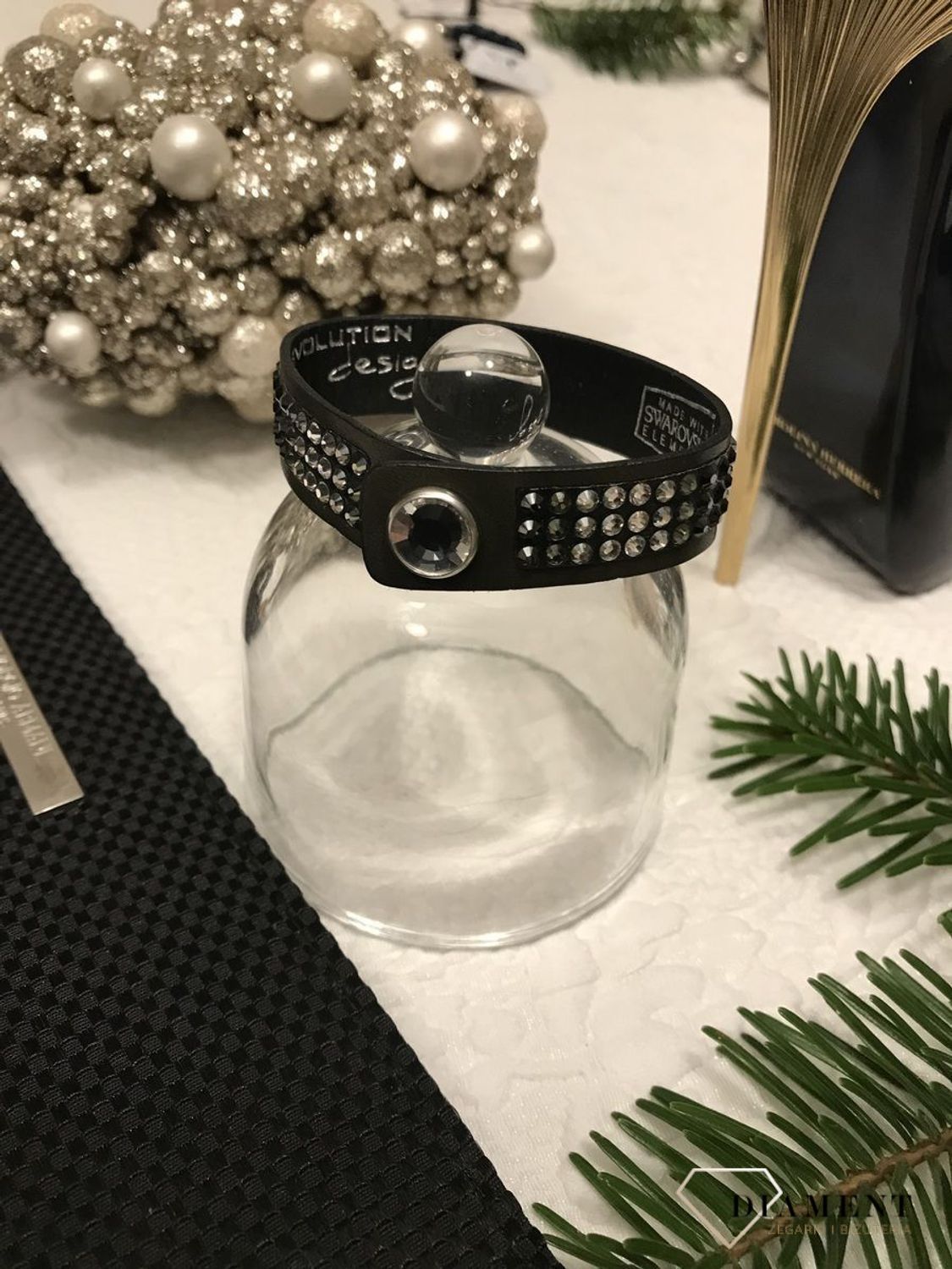Bransoletka Swarovski Elements Evolution Design to ponadczasowa ciemna skóra z detalami. Bransoletki Sawrovski to bransoletki damskie idealne na prezent5.jpg