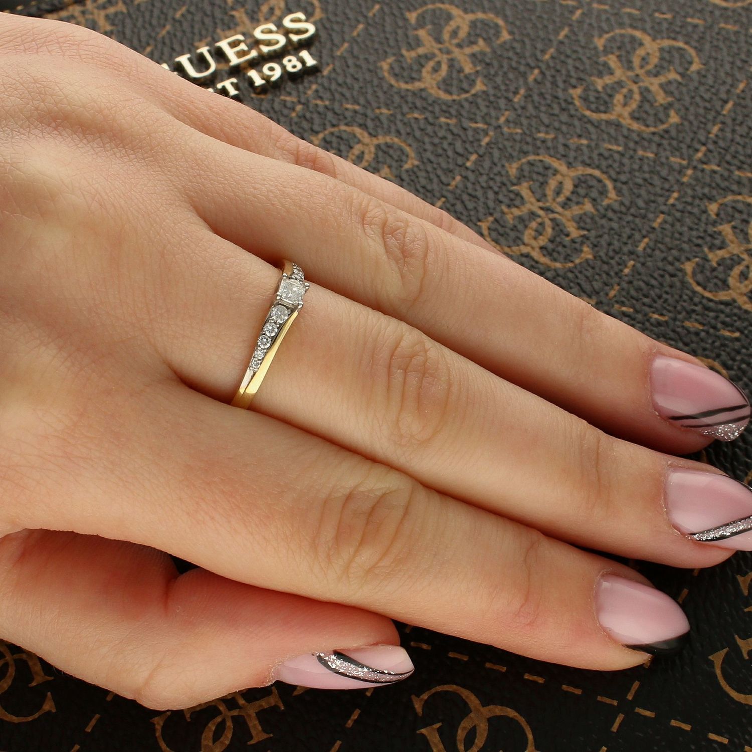 Złoty pierścionek Diament 'Romantyczne zaręczyny' 3307WG26.jpg