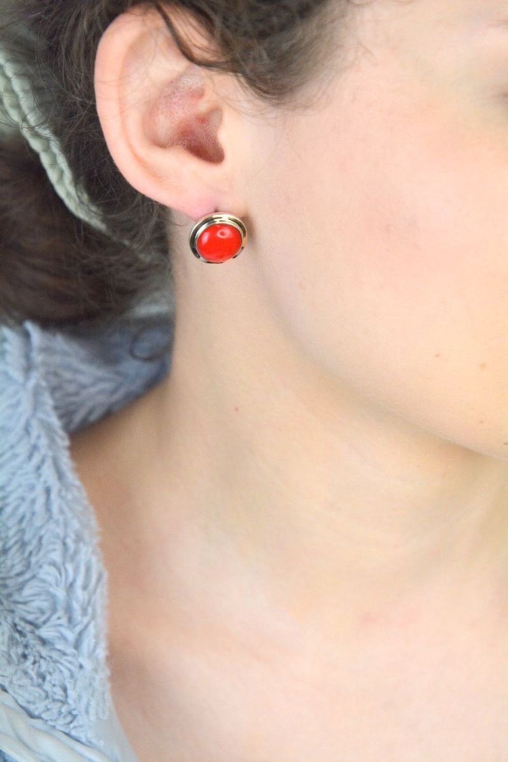 Eleganckie kolczyki damskie srebrne próba 925 z dodatkiem złota 585 i naturalnym koralem. Okrągłe, z angielskim zapięciem, waga 5,40 g – klasyka i szyk.1.jpg
