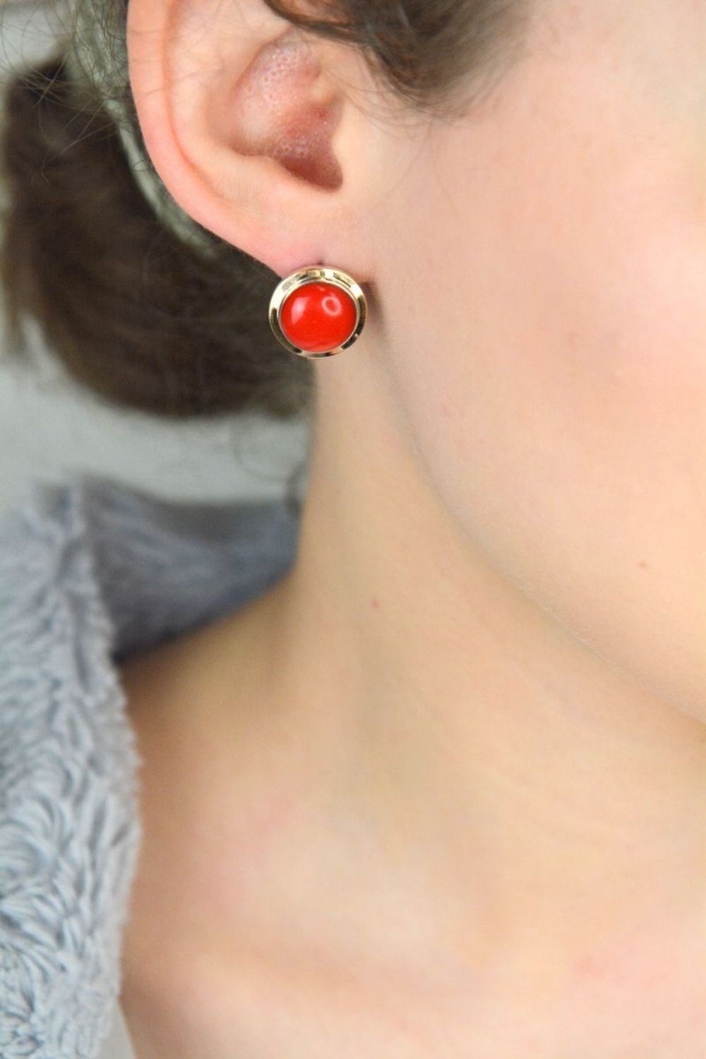 Eleganckie kolczyki damskie srebrne próba 925 z dodatkiem złota 585 i naturalnym koralem. Okrągłe, z angielskim zapięciem, waga 5,40 g – klasyka i szyk.1.jpg